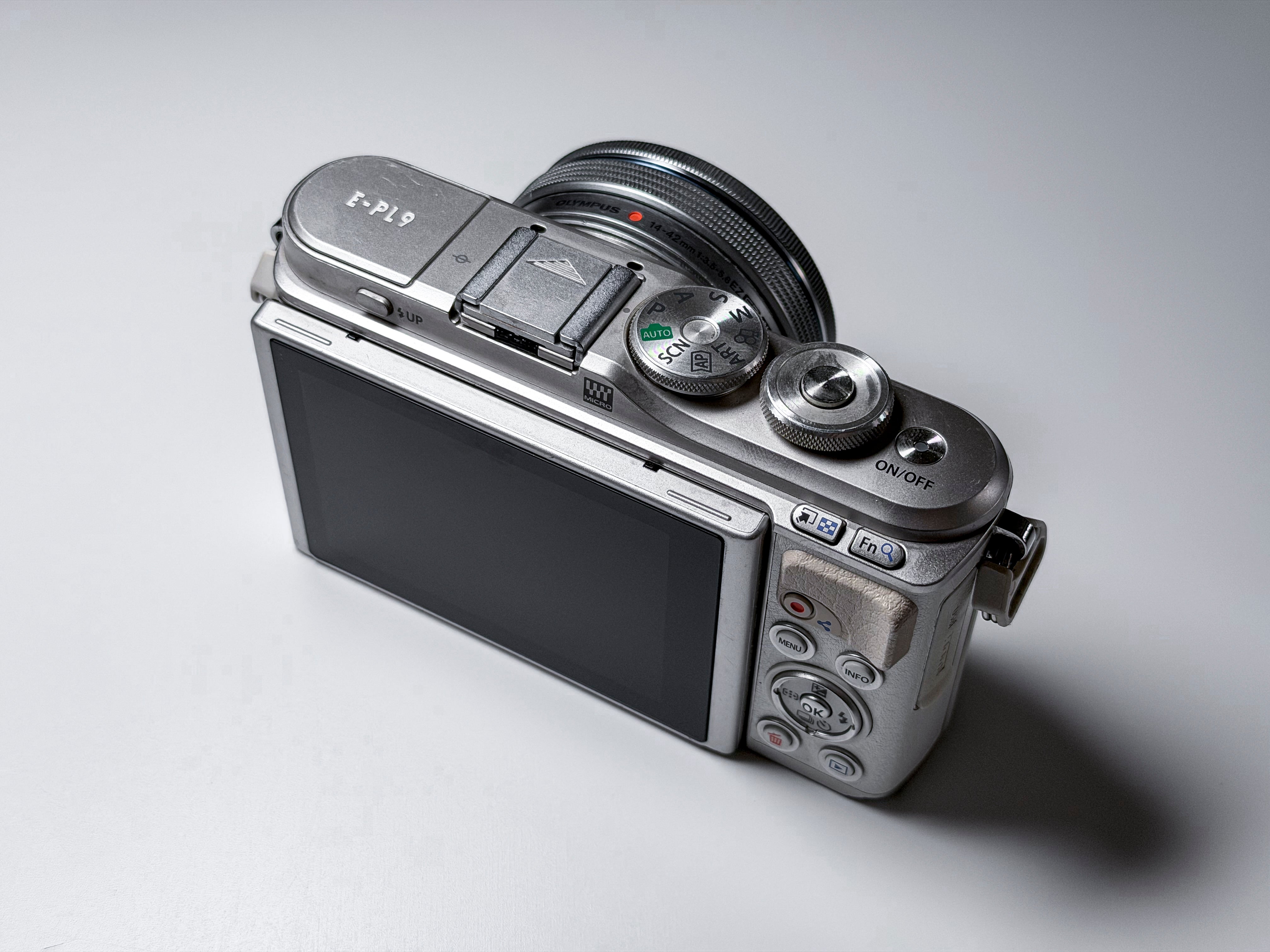 Olympus Pen E-PL9 + 14-42mm Mirrorless MFT - 1 Year Warranty, Excellent EPL 9