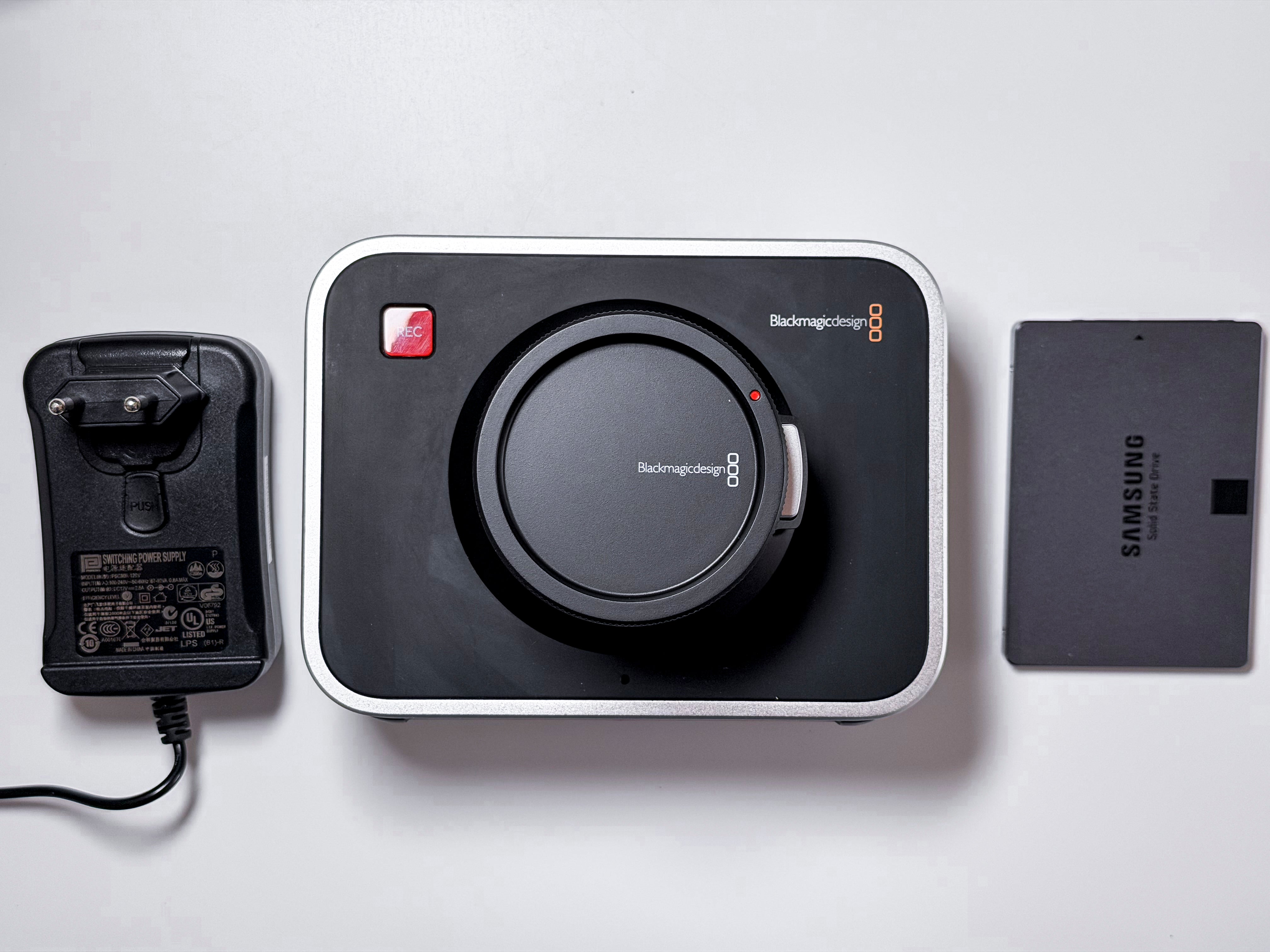 Blackmagic Cinema Camera 2.5K EF + SSD Kit Global Shutter - 1 Year Warranty