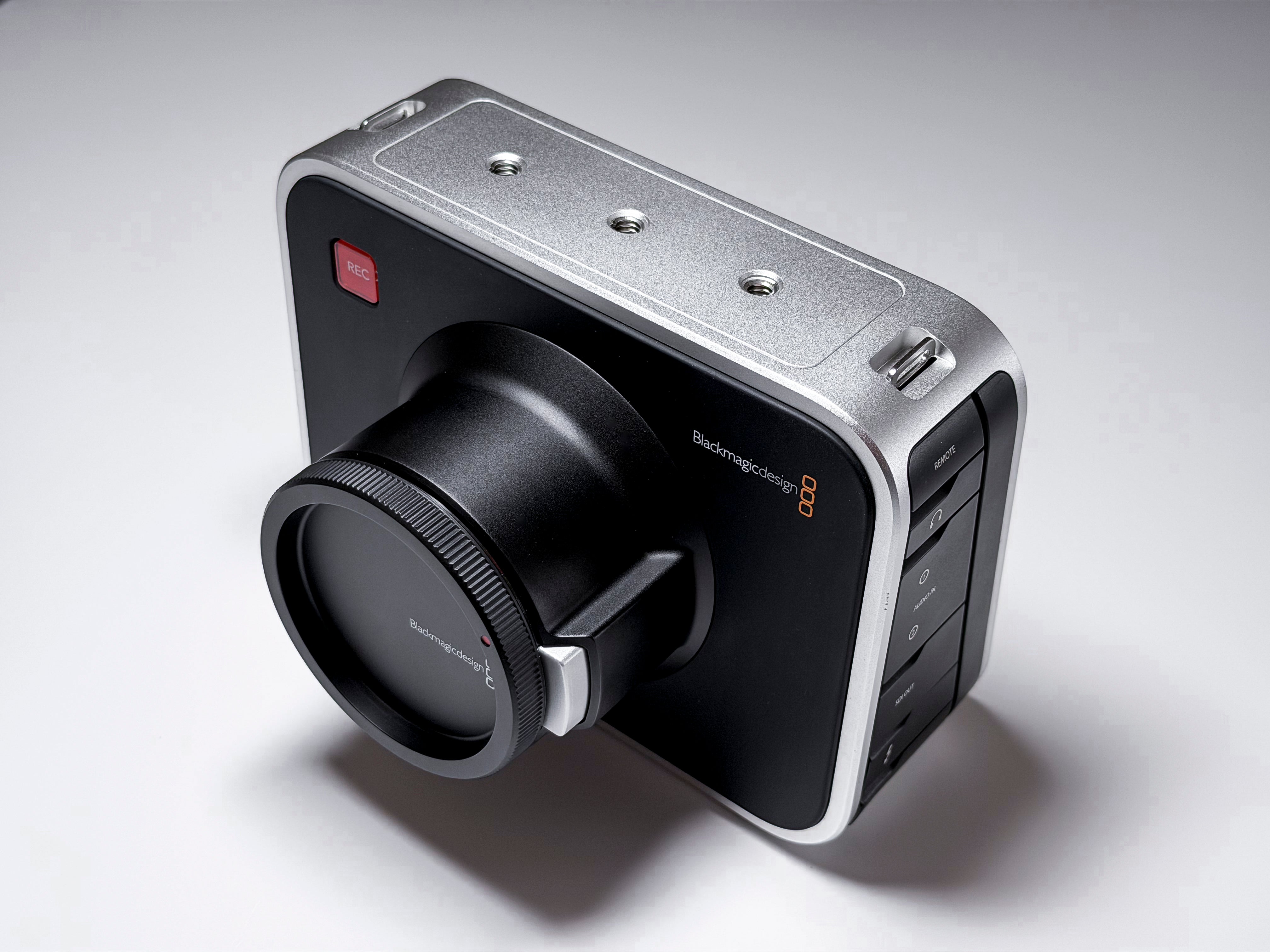 Blackmagic Cinema Camera 2.5K EF + SSD Kit Global Shutter - 1 Year Warranty