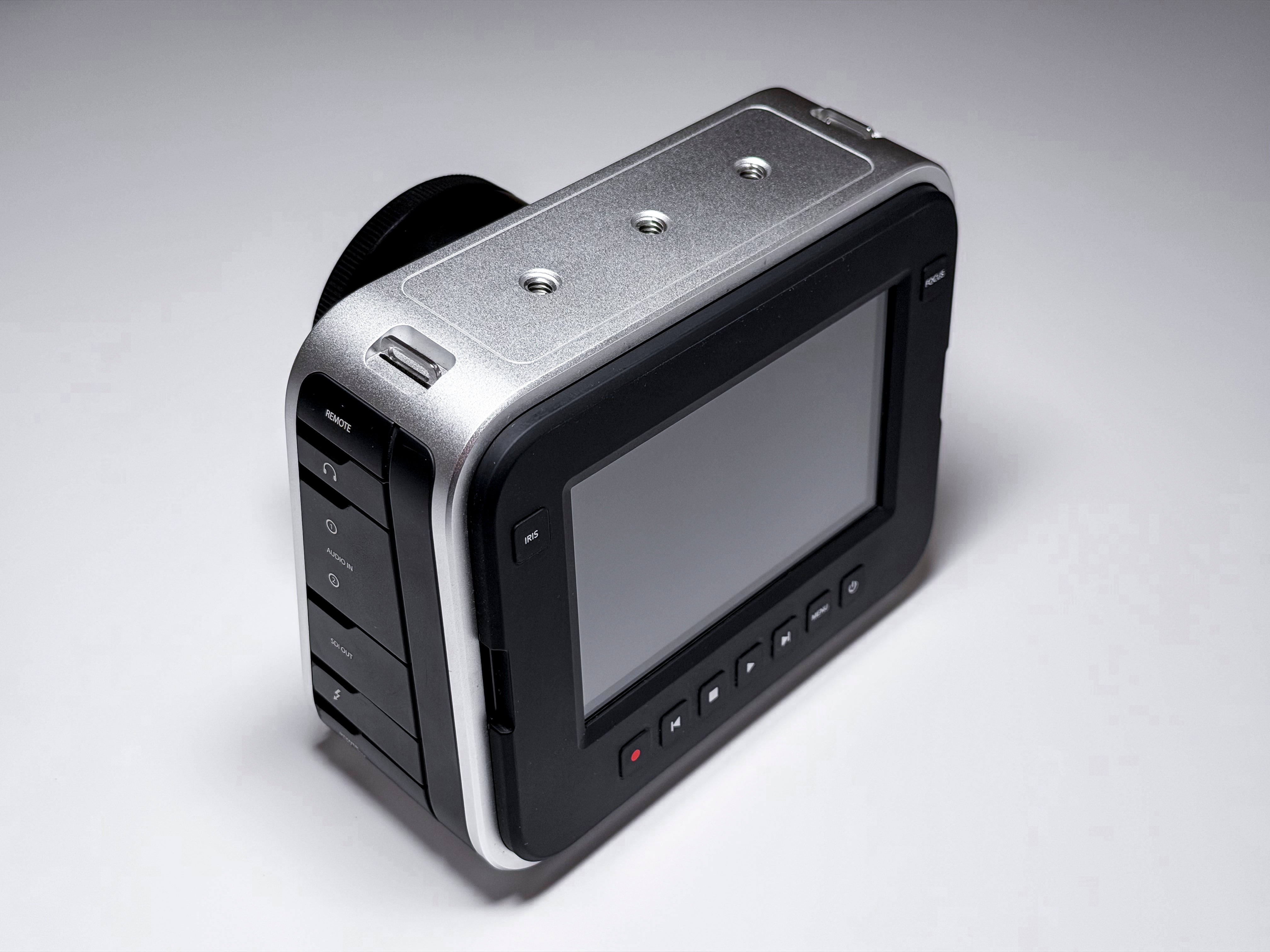 Blackmagic Cinema Camera 2.5K EF + SSD Kit Global Shutter - 1 Year Warranty