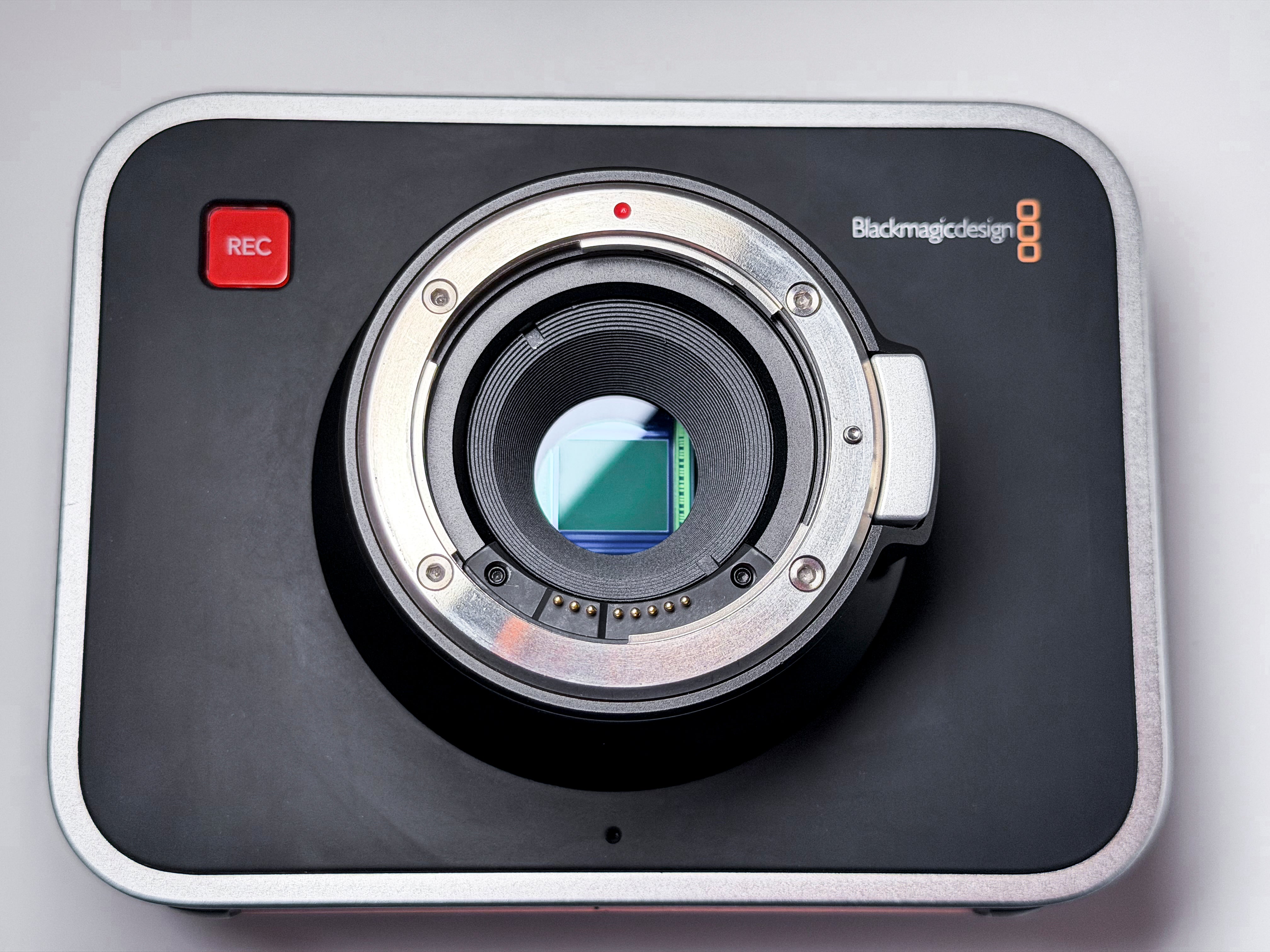 Blackmagic Cinema Camera 2.5K EF + SSD Kit Global Shutter - 1 Year Warranty