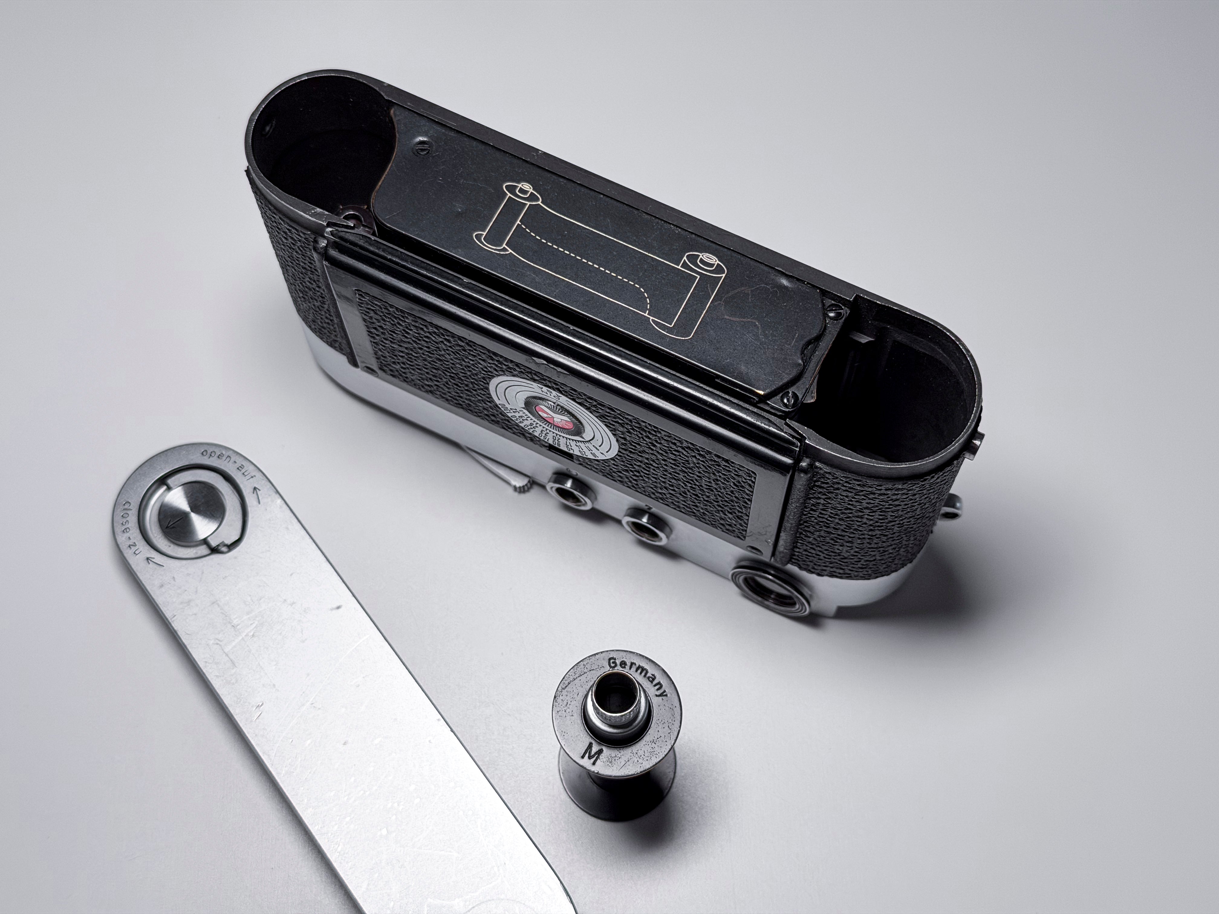 Leica M3 Single Stroke + Summicron 50mm f/2 Rigid + Hood - Perfectly Working