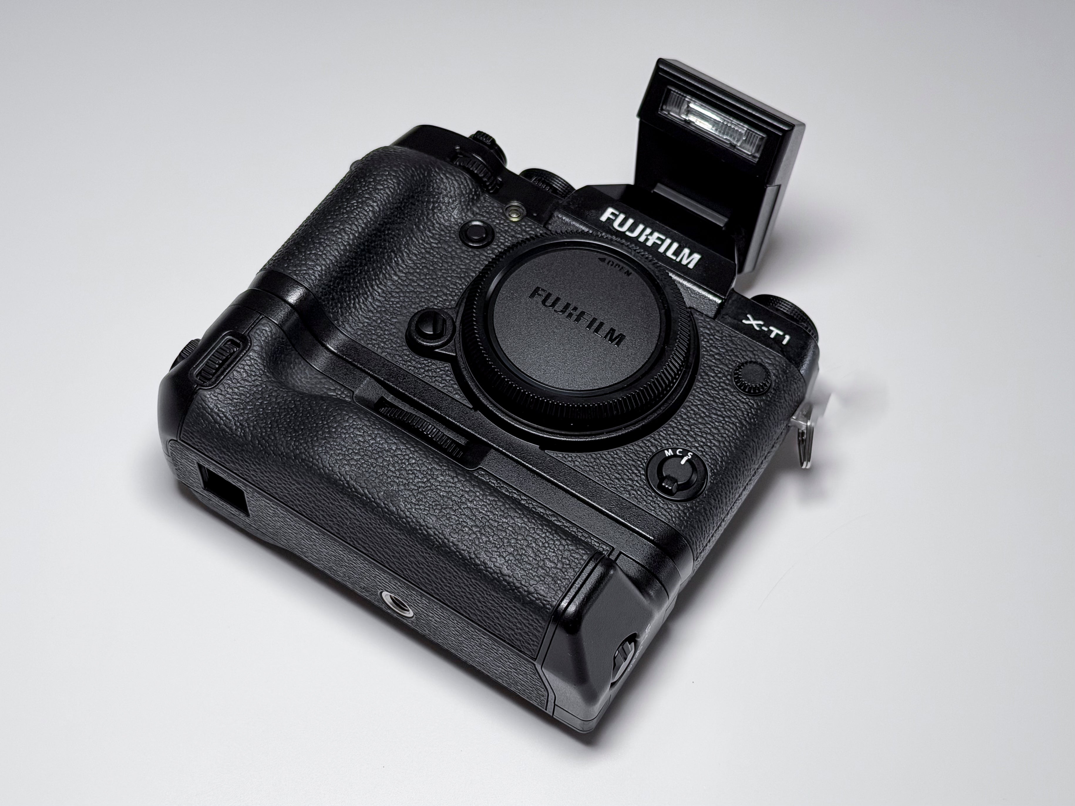 Fujifilm X-T1 Mirrorless Body + Flash and Grip - 1 Year Warranty Fuji XT1