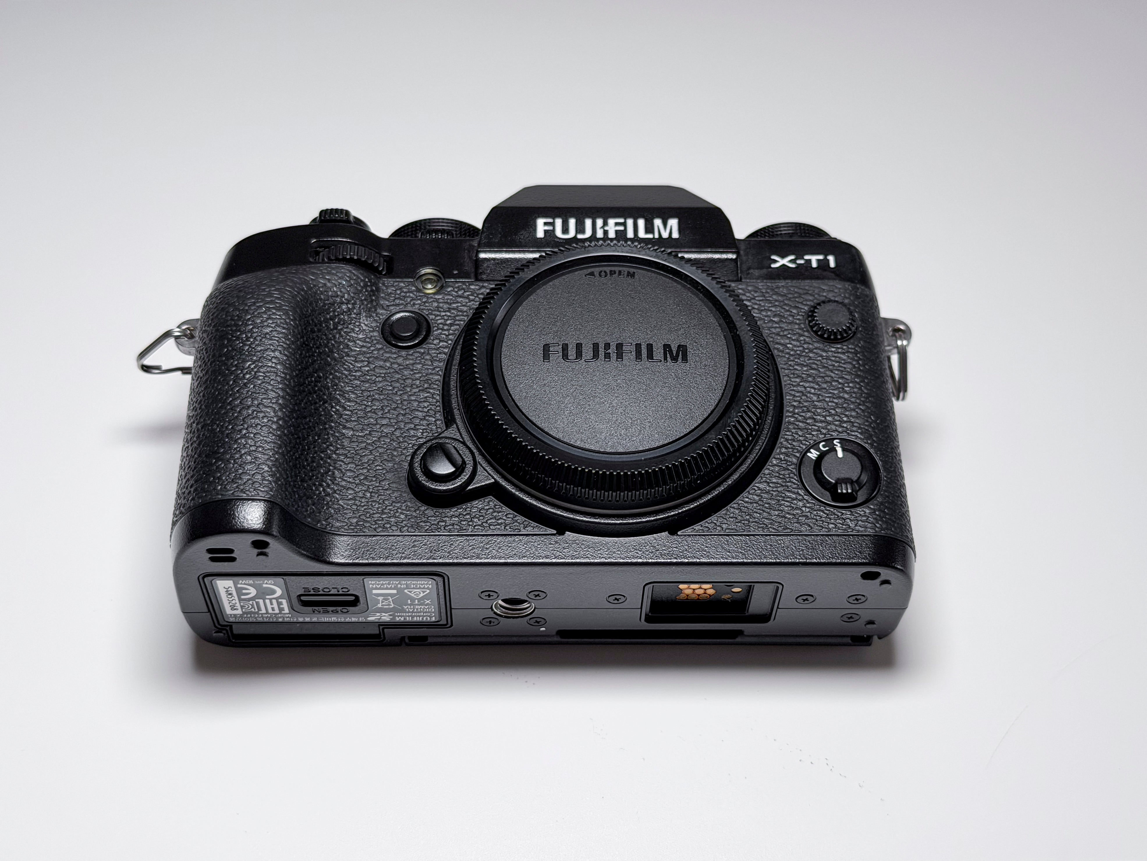 Fujifilm X-T1 Mirrorless Body + Flash and Grip - 1 Year Warranty Fuji XT1