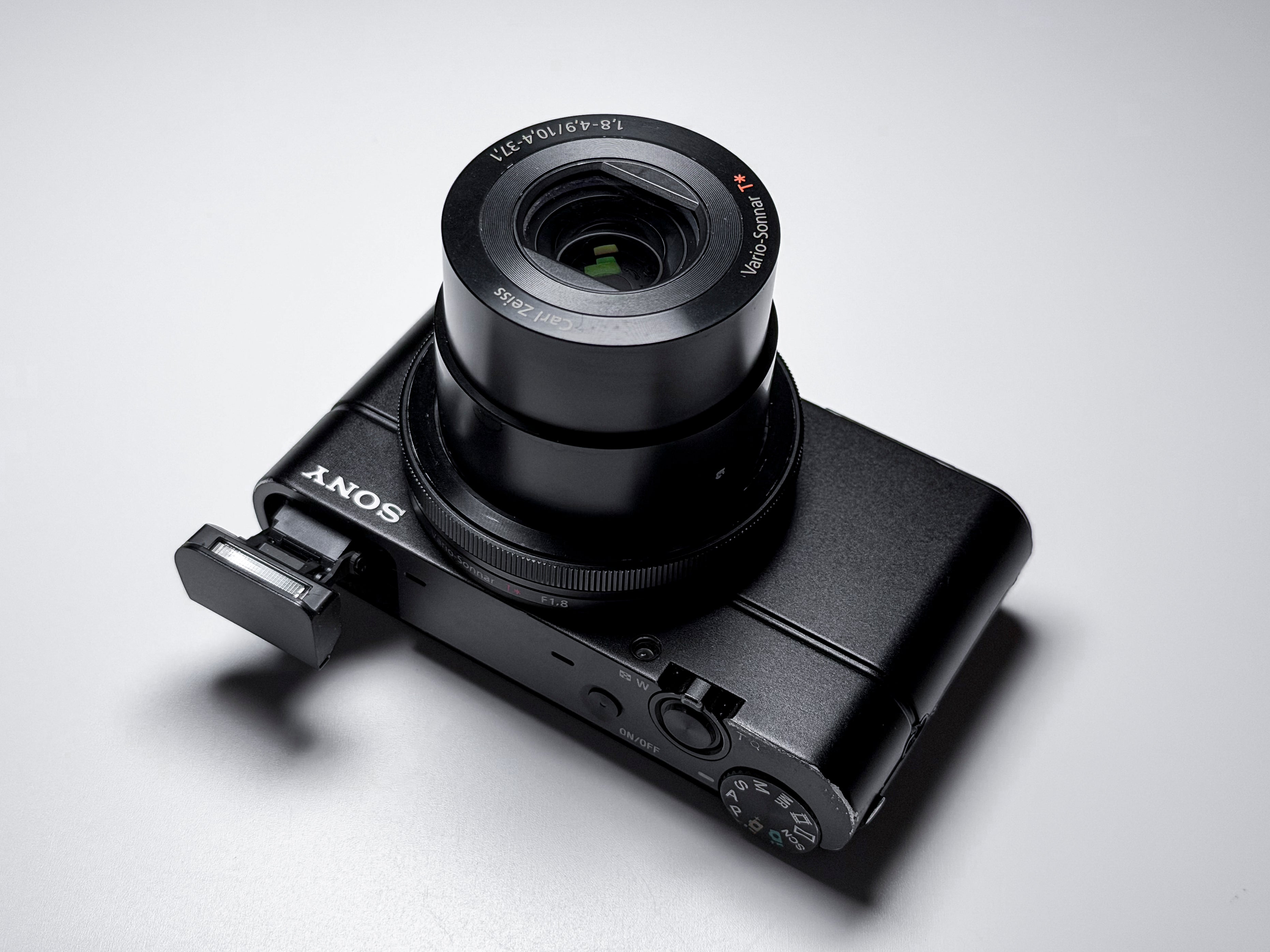 Sony RX100 Cyber-shot Digital Camera 20.2 Mpx - 1 Year Warranty RX 100 RX-100