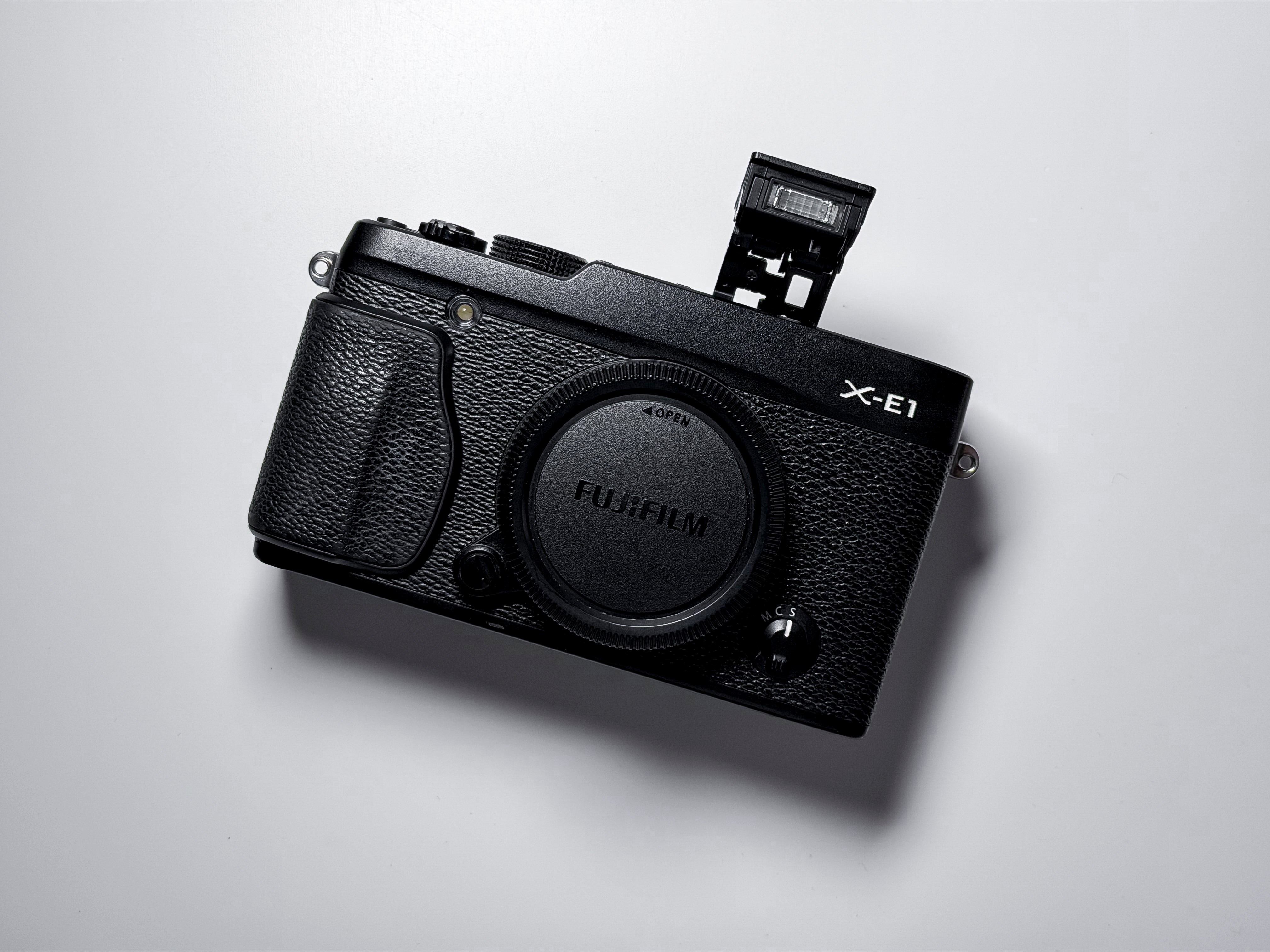 Fujifilm X-E1 Mirrorless Body X-Trans EVF XE1 - 1 Year Warranty, Excellent Fuji