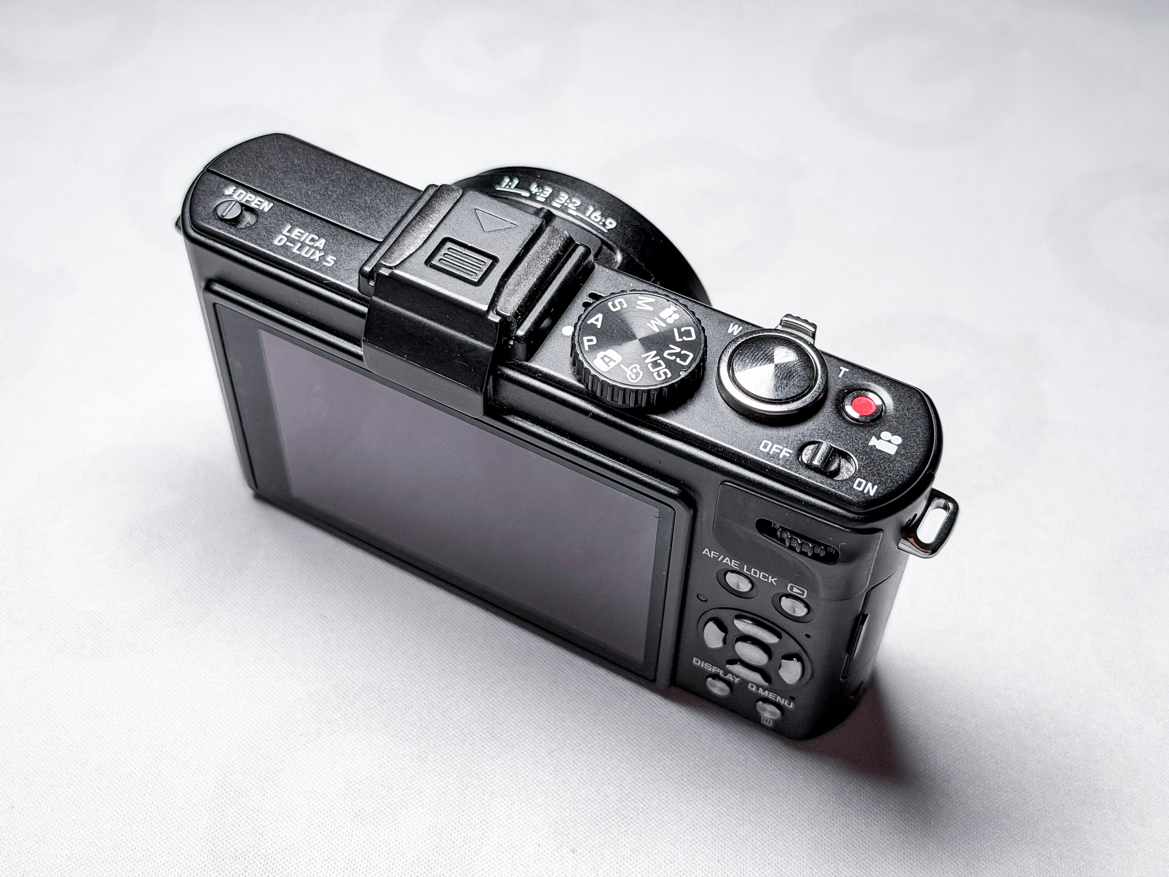 Leica D-Lux 5 CCD Camera Summicron 24-90mm - 1 Year Warranty, Excellent
