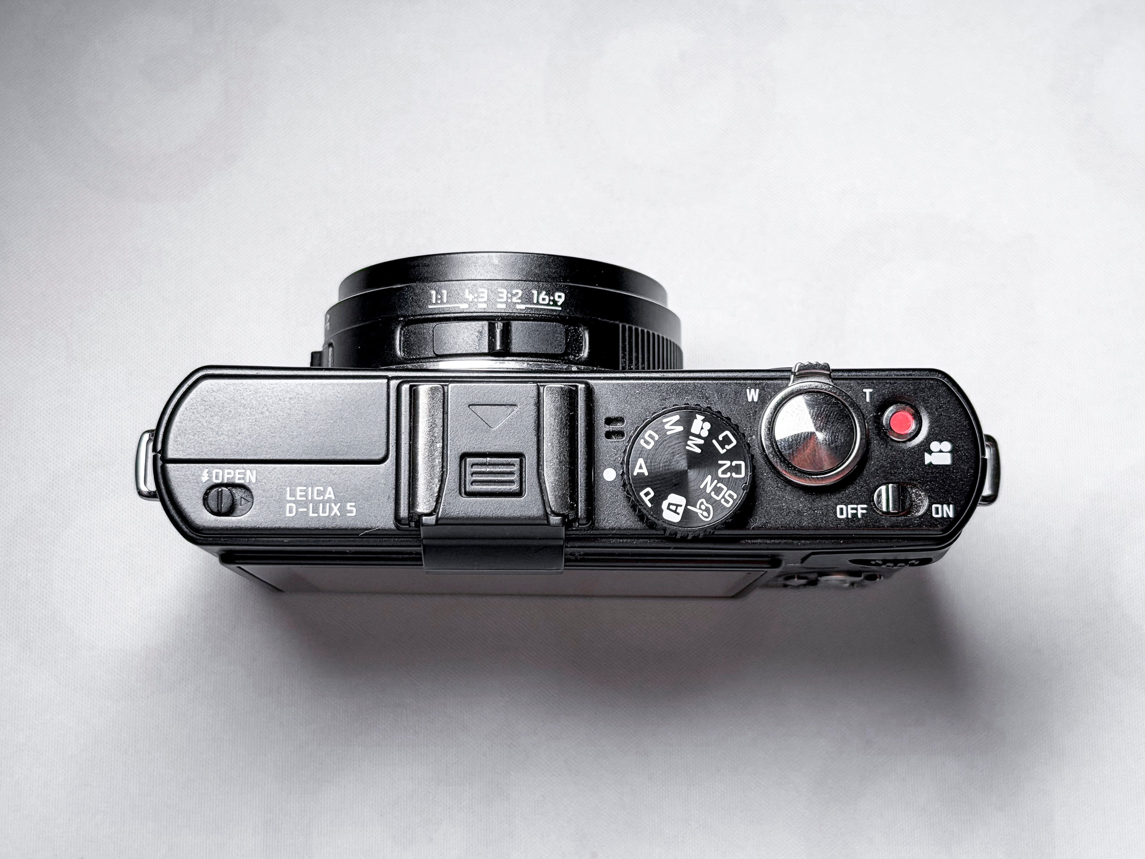 Leica D-Lux 5 CCD Camera Summicron 24-90mm - 1 Year Warranty, Excellent