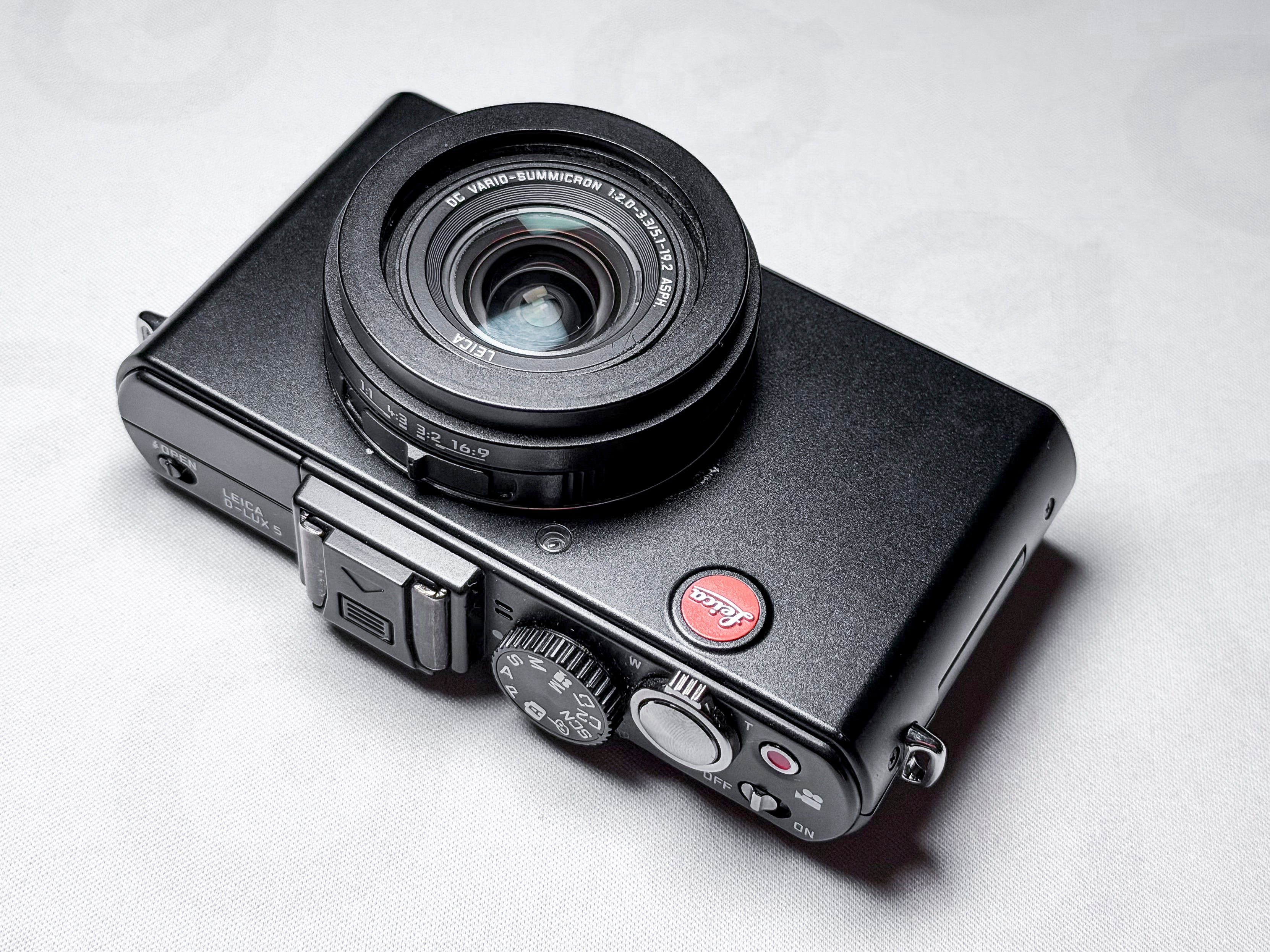 Leica D-Lux 5 CCD Camera Summicron 24-90mm - 1 Year Warranty, Excellent