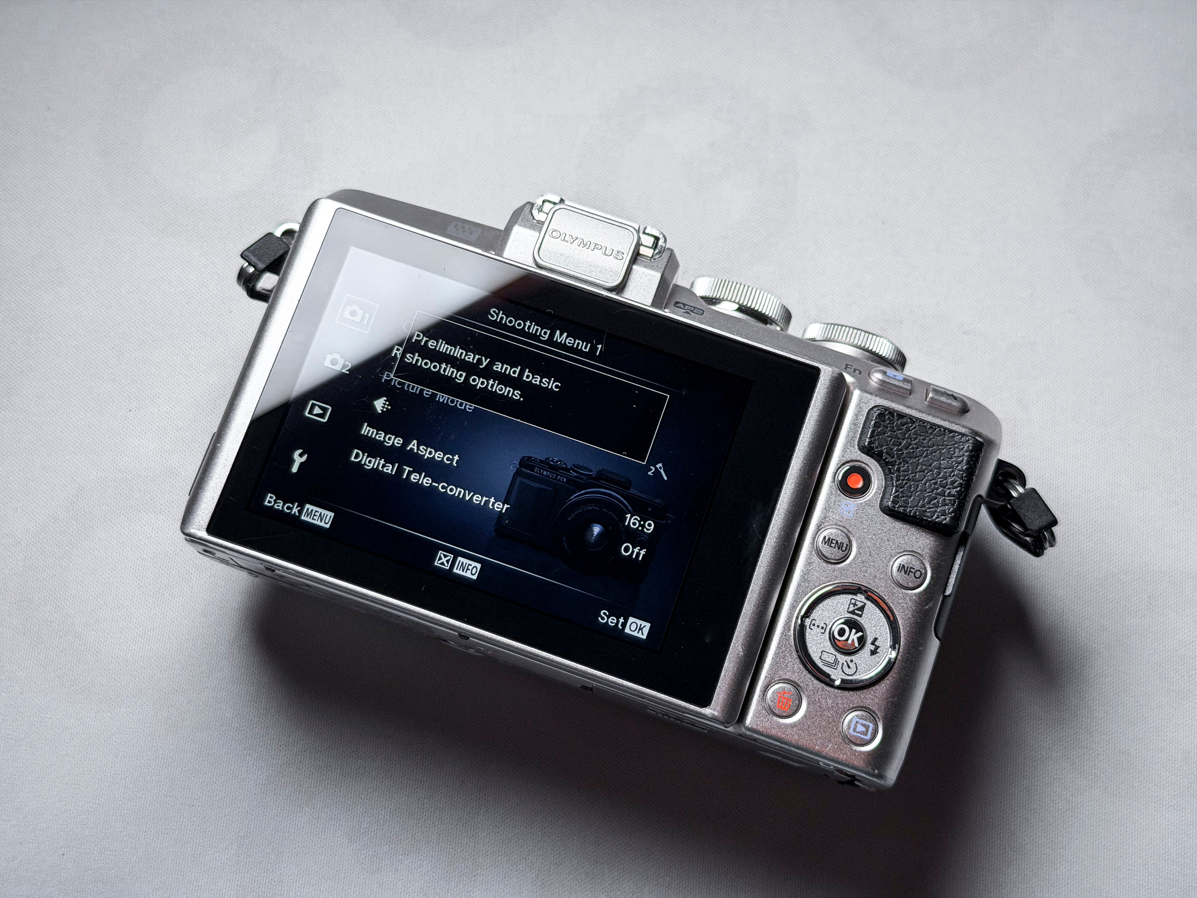 Olympus Pen E-PL7 + Zuiko 14-42 M43 MFT Camera - 1 Year Warranty, Excellent EPL7