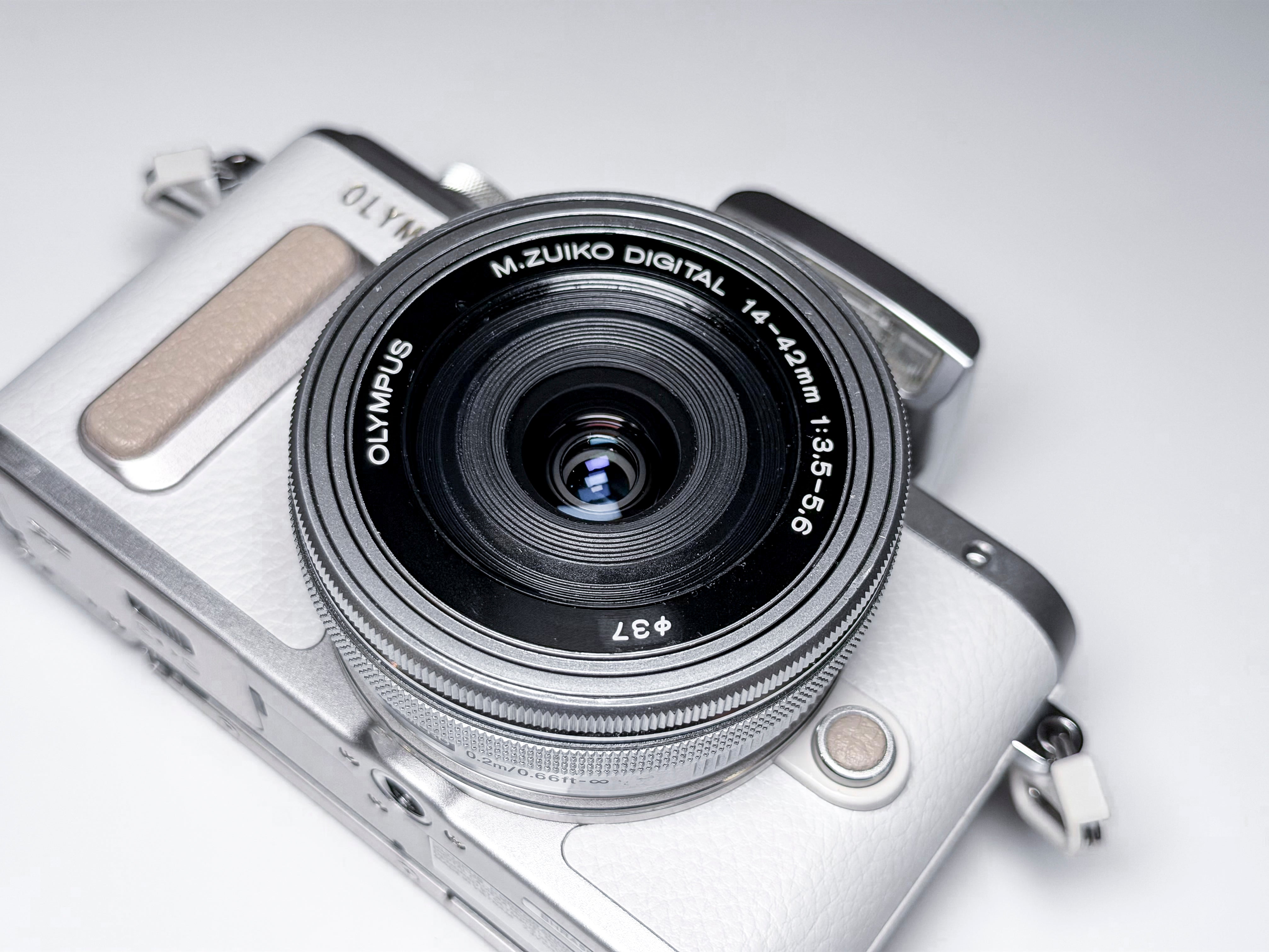 Olympus Pen E-PL8 Mirrorless M43 + 14-42 Zuiko - 1 Year Warranty, Excellent EPL8