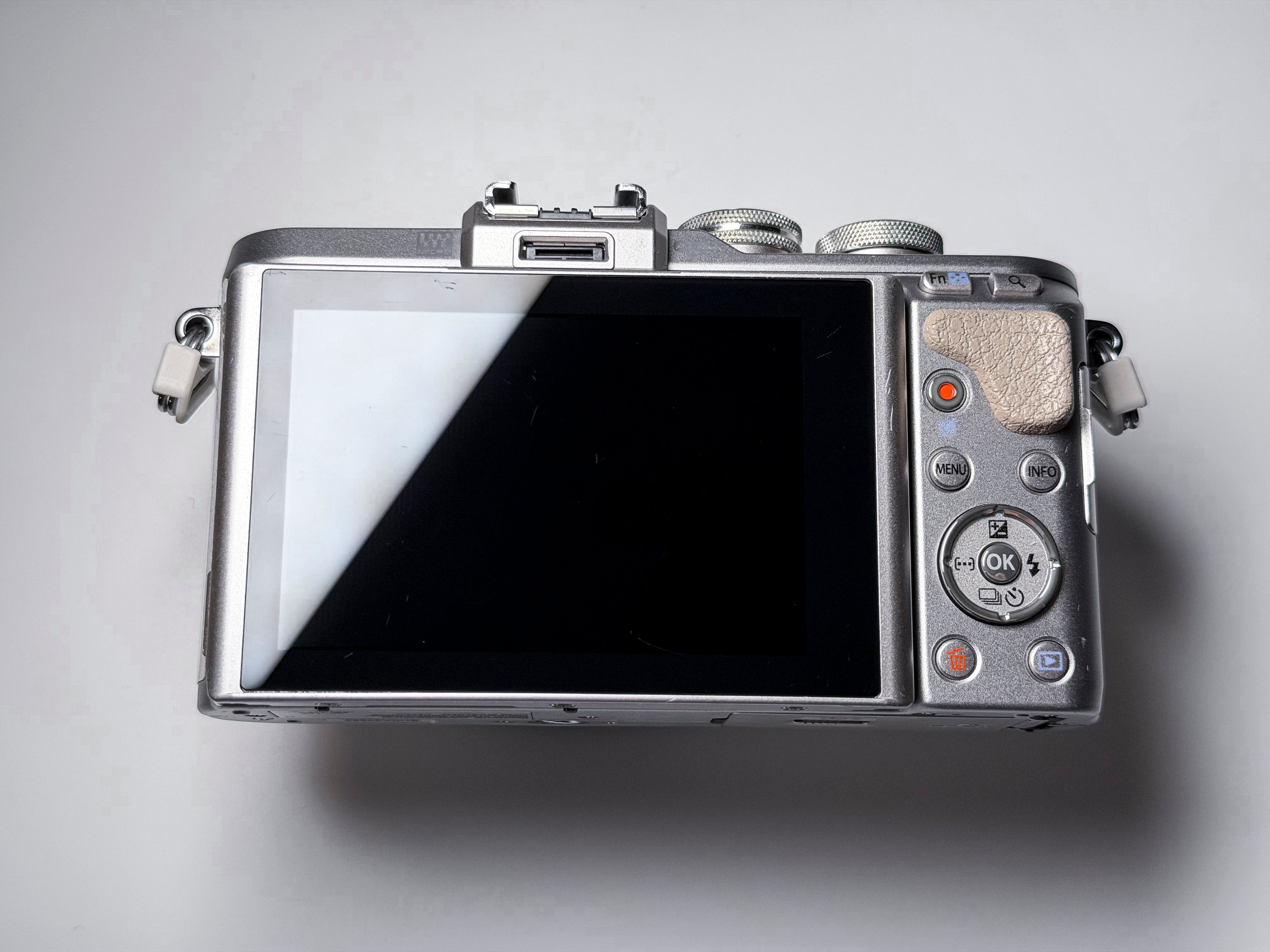 Olympus Pen E-PL8 Mirrorless M43 + 14-42 Zuiko - 1 Year Warranty, Excellent EPL8