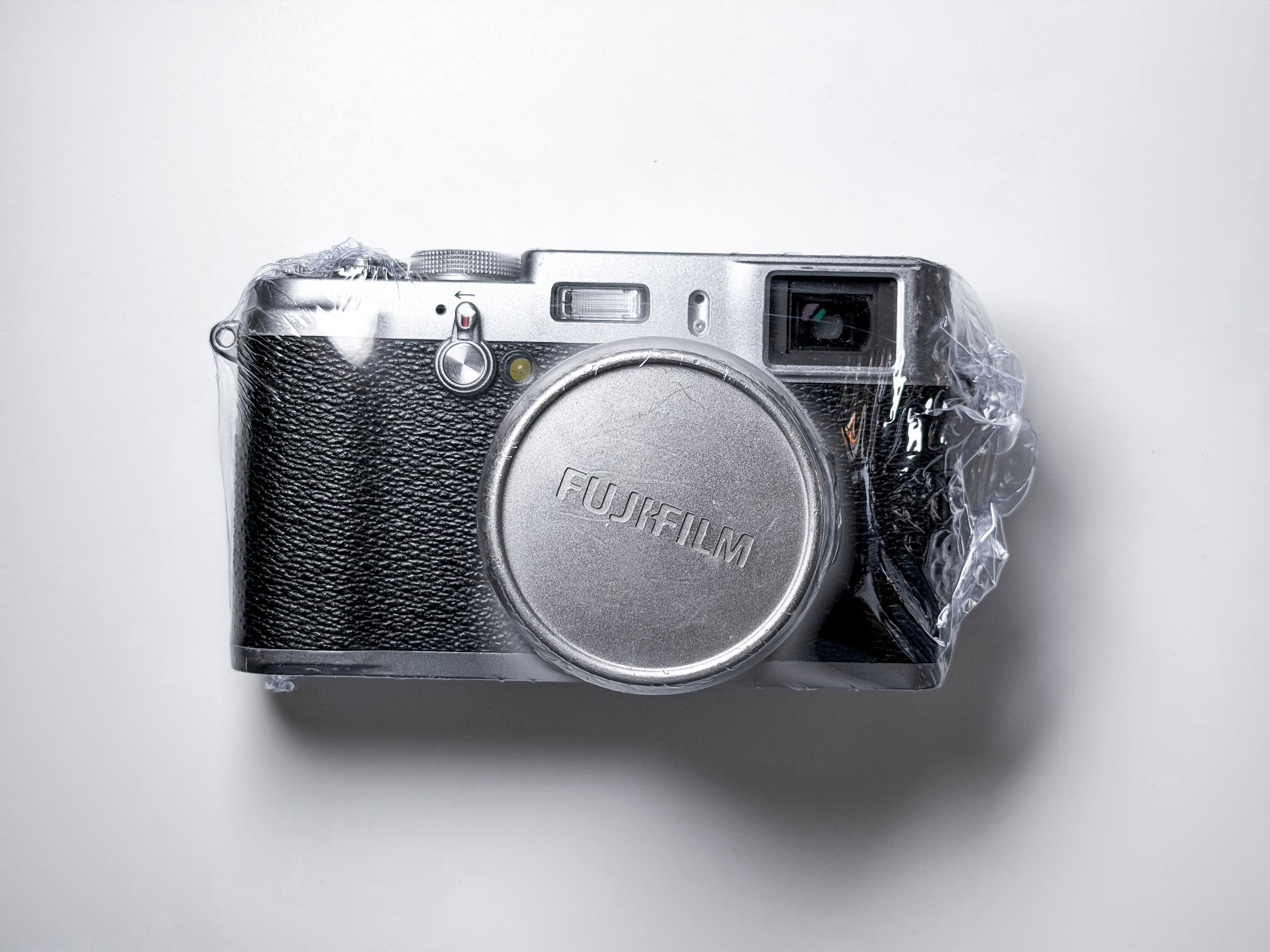 Fujifilm X100 APS-C Fuji 23mm f/2.0 - 1 Year Warranty, Perfectly Working