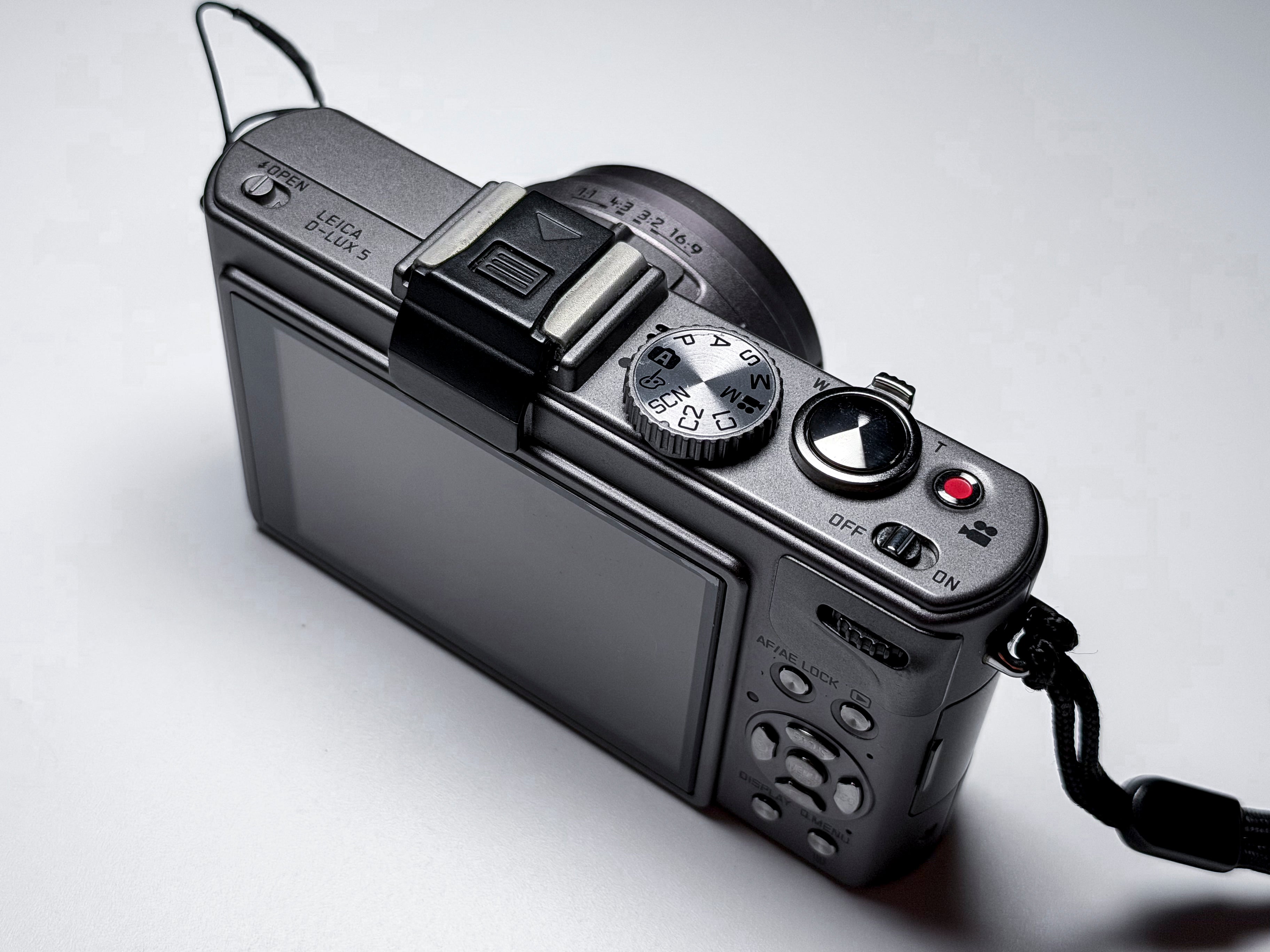 Leica D-Lux 5 Titanium Titan Special Set - Near Mint, 1 Year Warranty