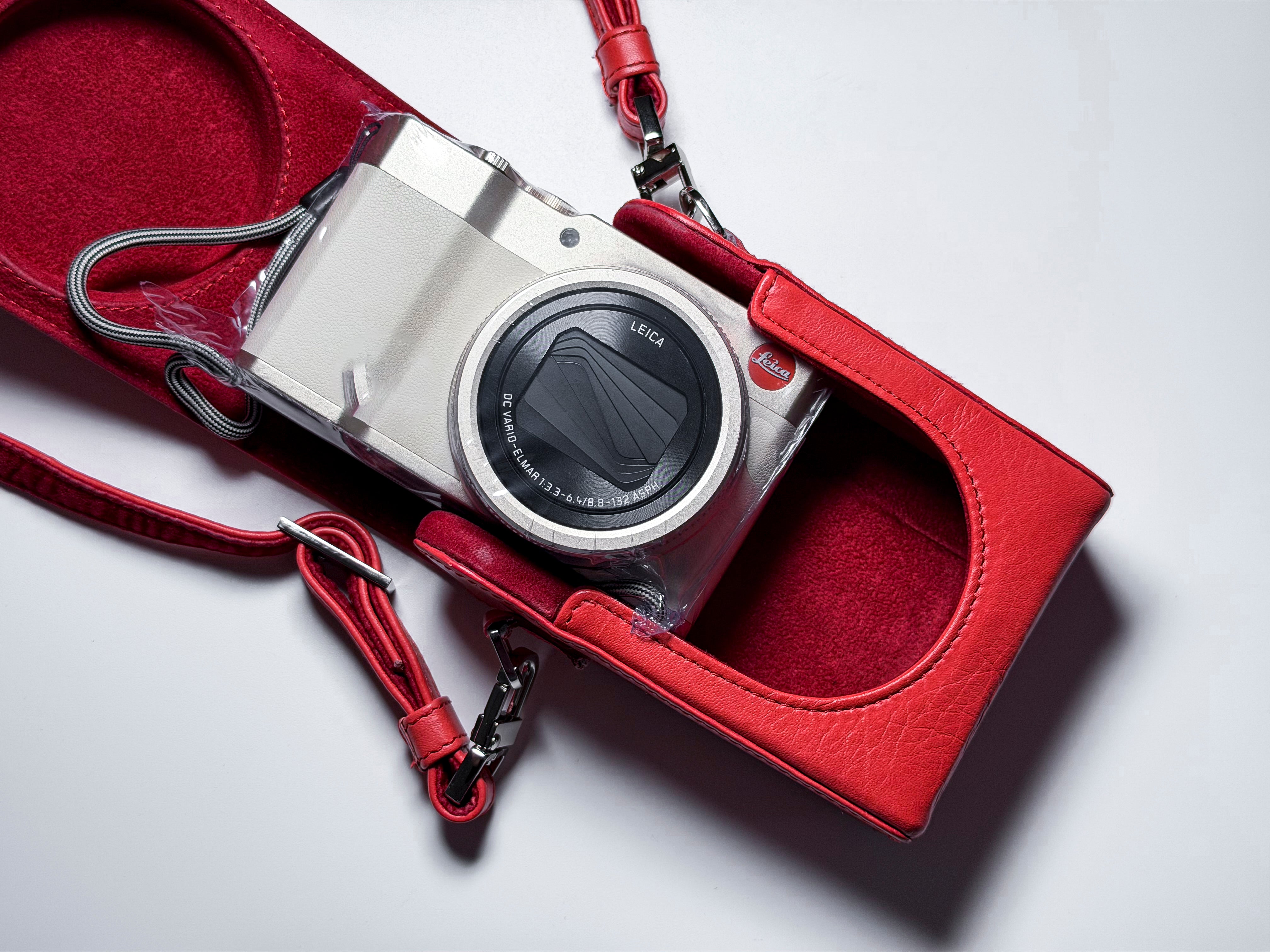 Leica C-Lux Typ 1546 15x Zoom 20mpx 4K with Case - 1 Year Warranty, Mint