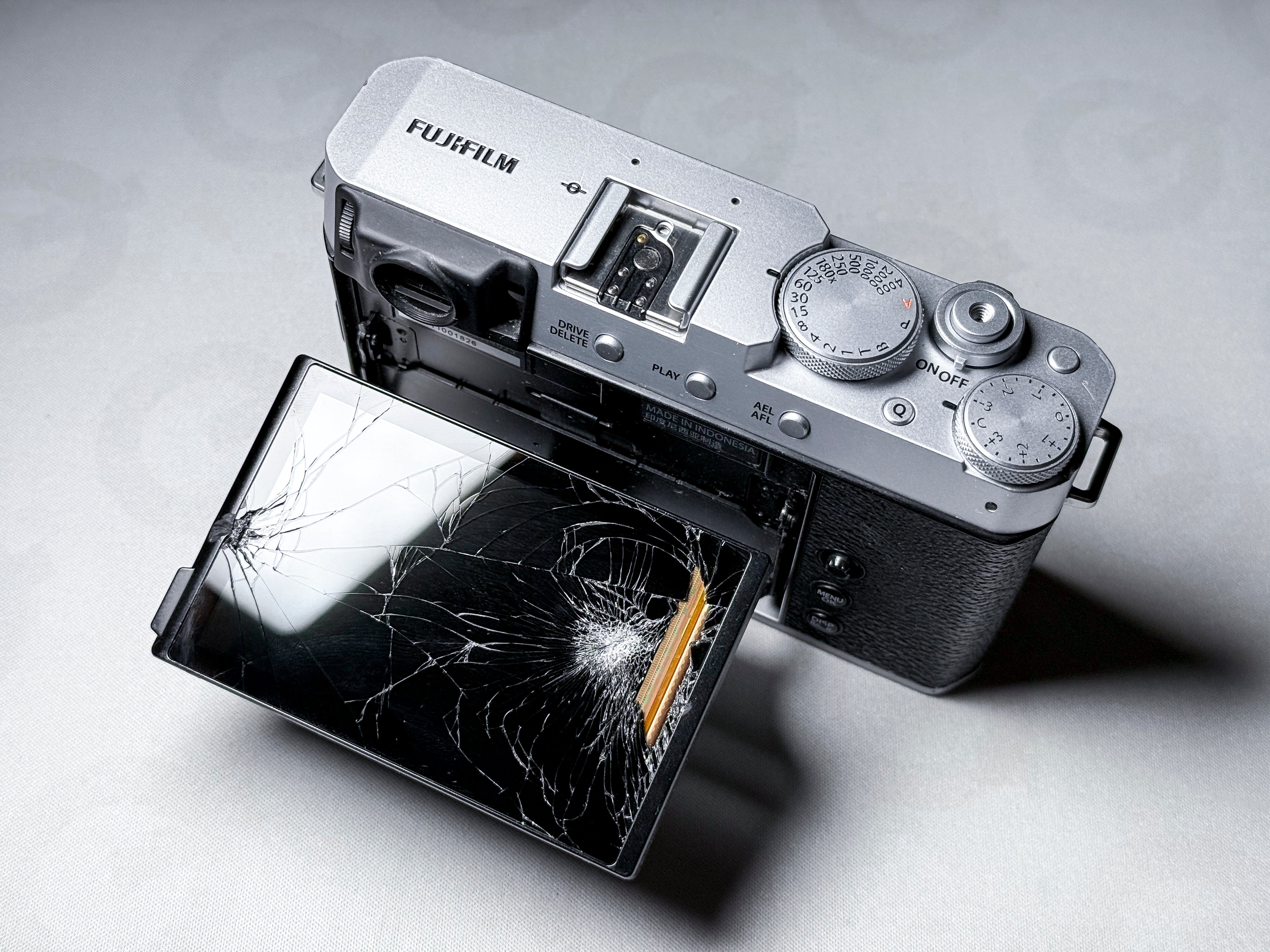 Fujifilm X-E4 Mirrorless 26.1 Mpx X-Trans - Working, Broken Display Glass, Fuji