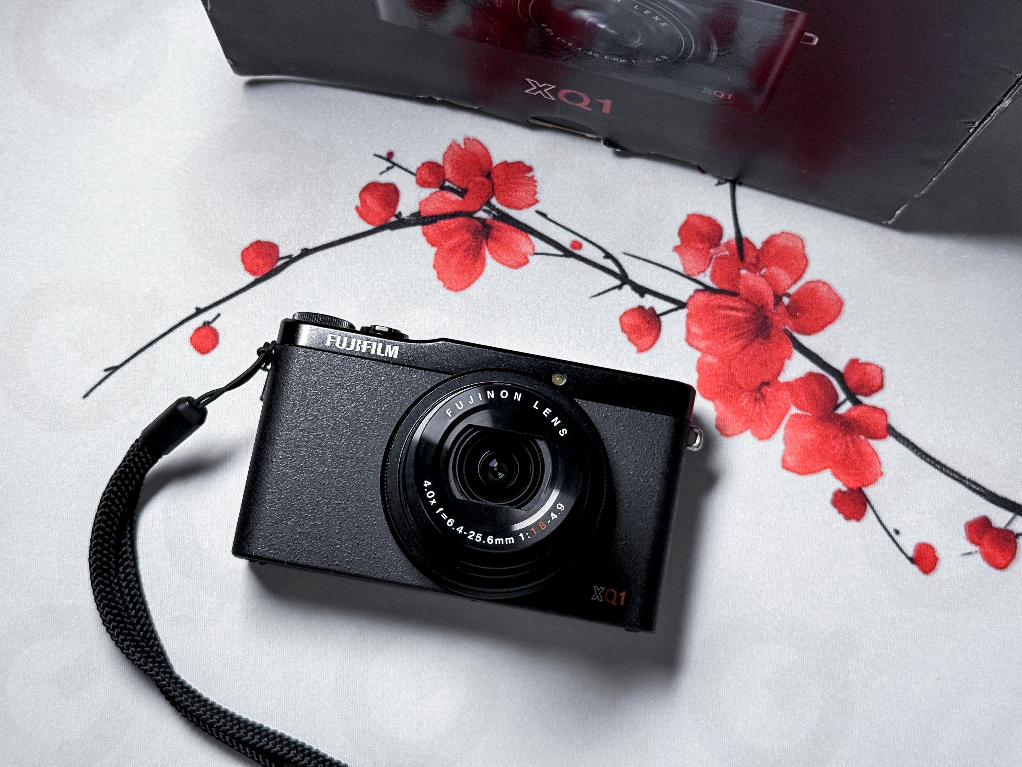 Fujifilm XQ1 X-Trans Compact Camera 12mpx Zoom - Working, Read Fuji X-Q1