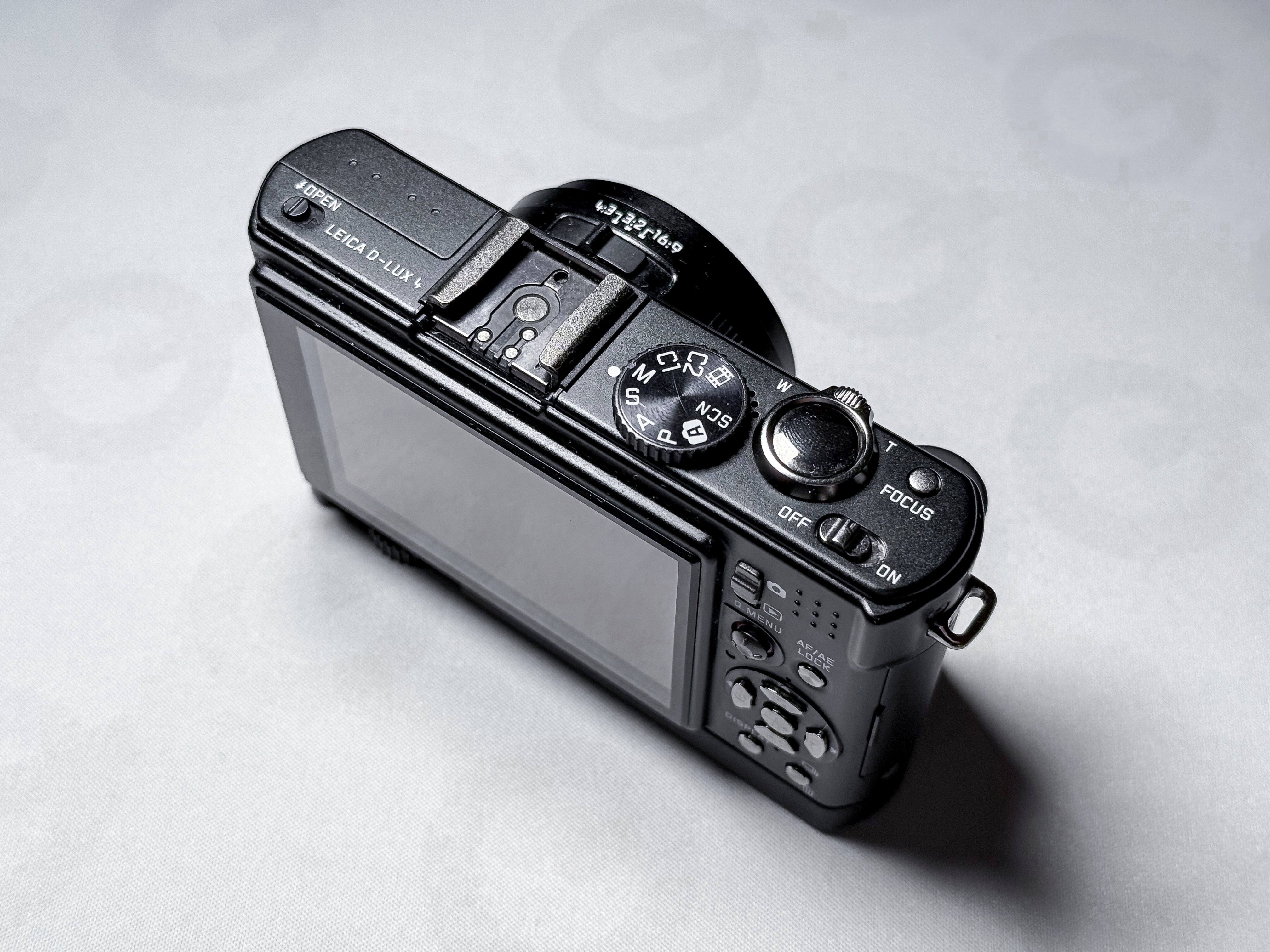 Leica D-Lux 4 + Grip CCD Summicron 24-60mm - 1 Year Warranty, Excellent DLUX 4