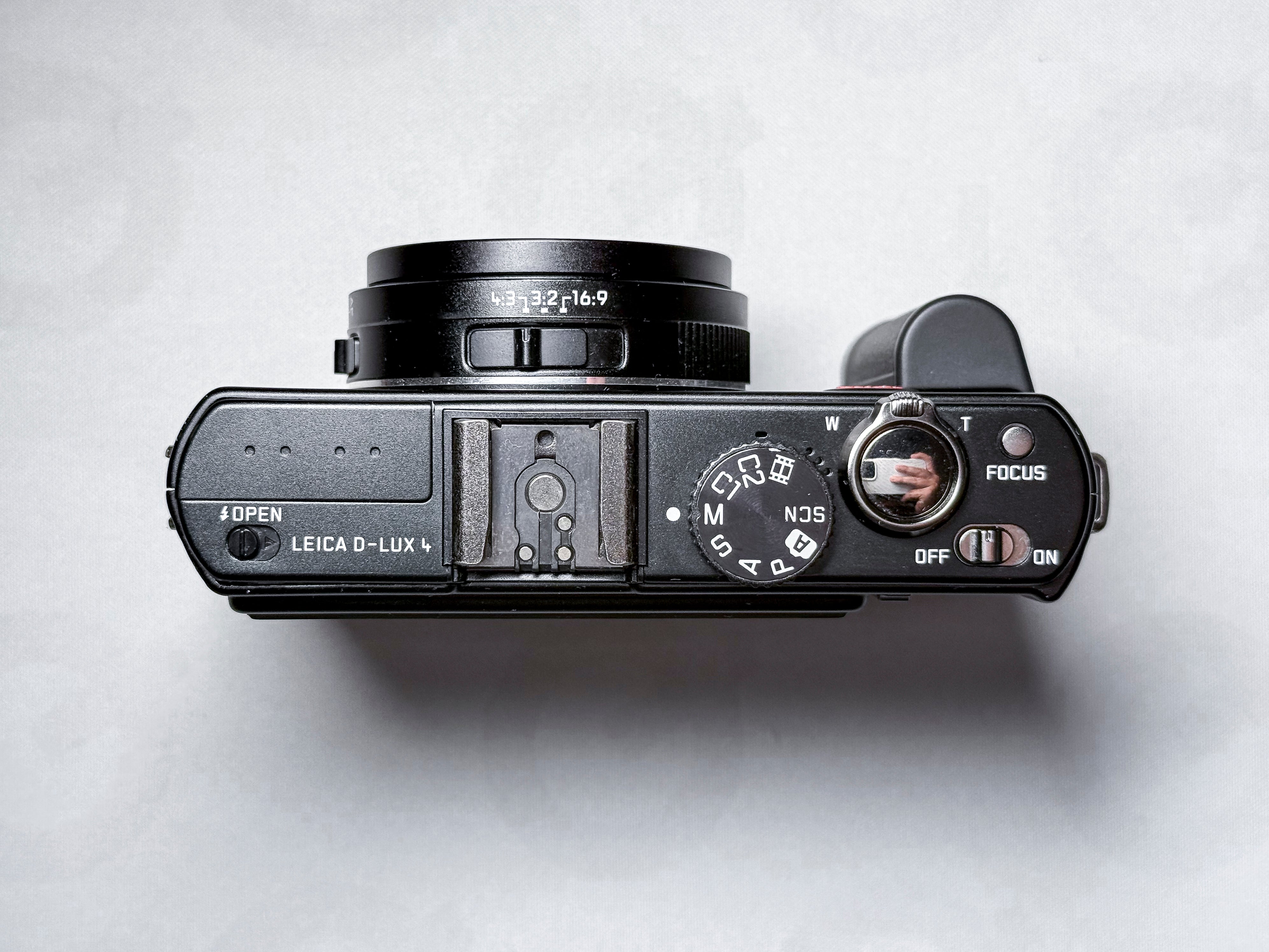 Leica D-Lux 4 + Grip CCD Summicron 24-60mm - 1 Year Warranty, Excellent DLUX 4