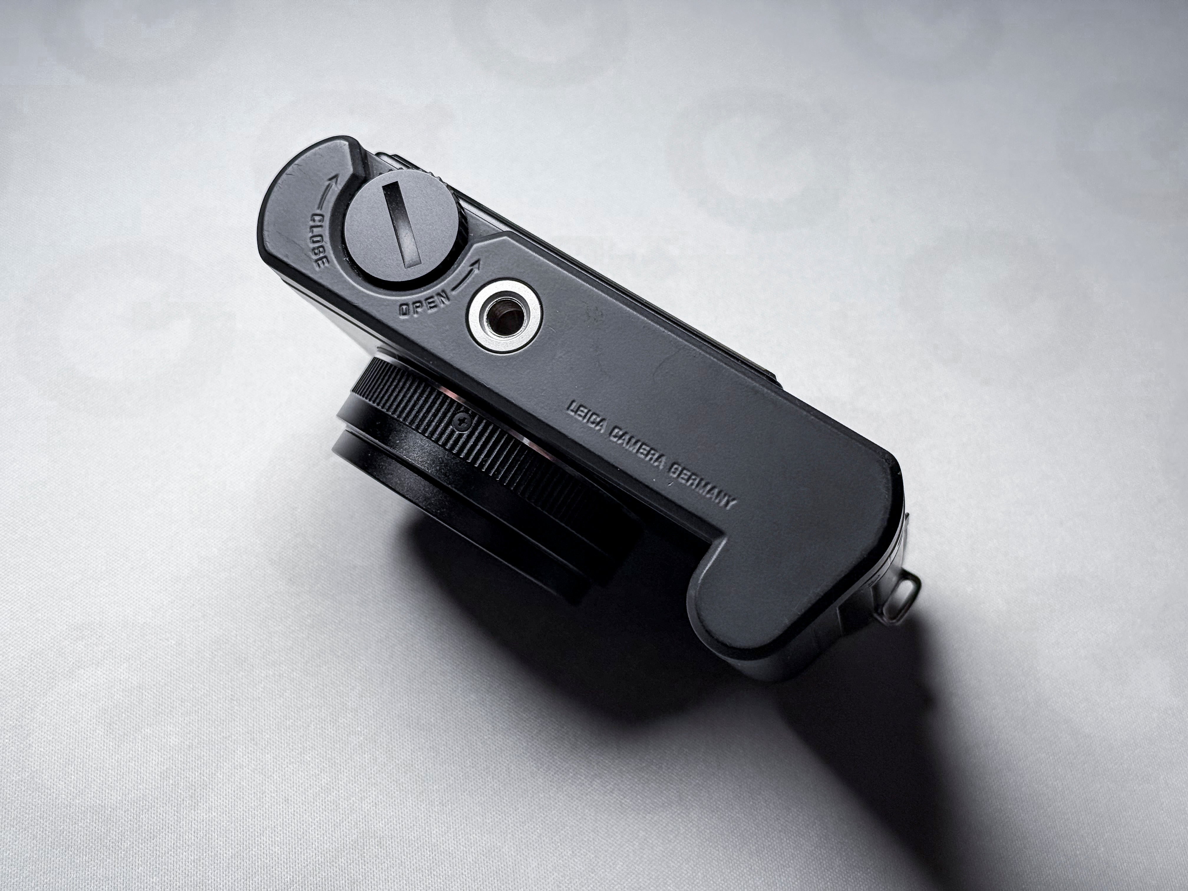 Leica D-Lux 4 + Grip CCD Summicron 24-60mm - 1 Year Warranty, Excellent DLUX 4