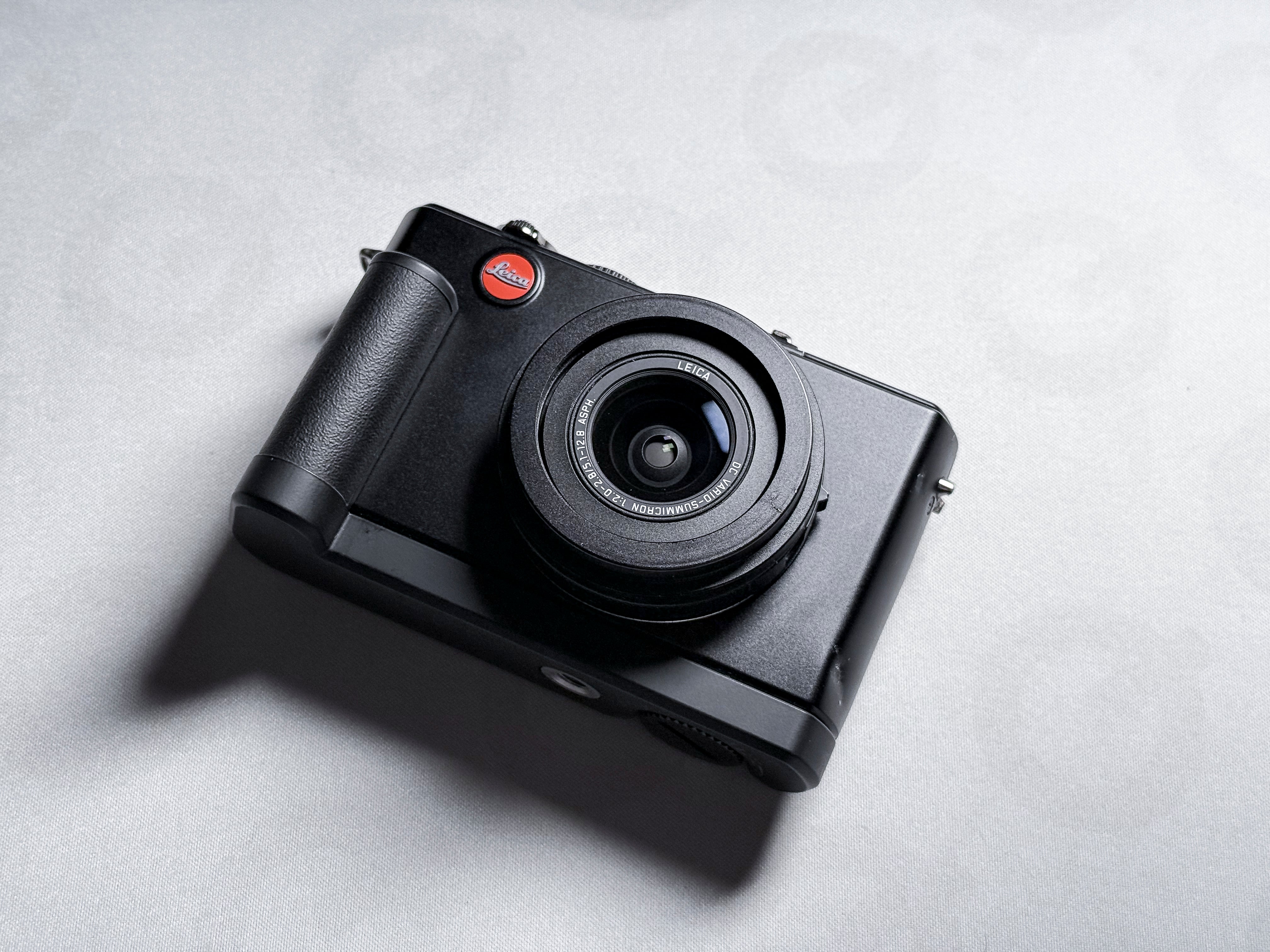 Leica D-Lux 4 + Grip CCD Summicron 24-60mm - 1 Year Warranty, Excellent DLUX 4