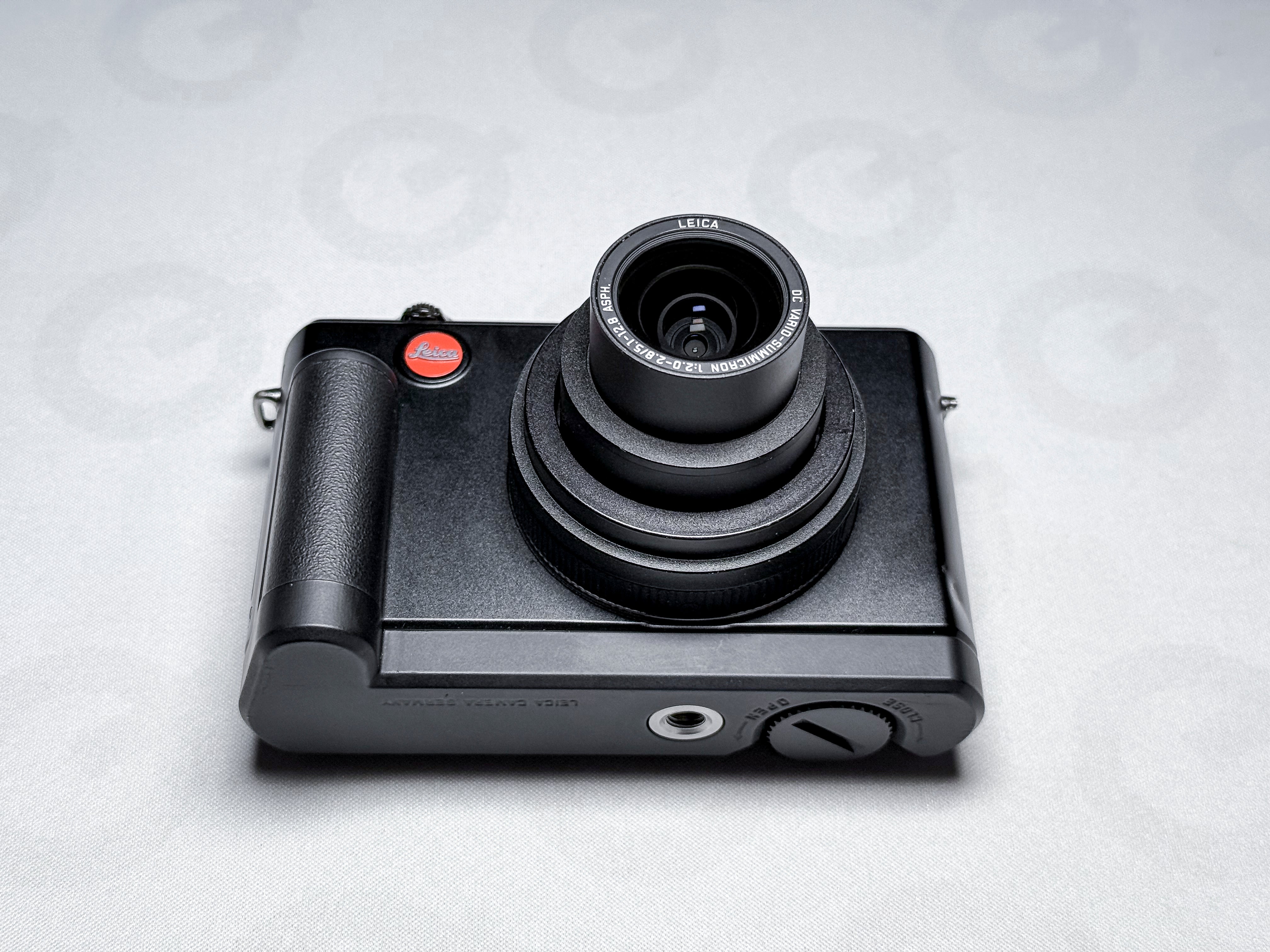 Leica D-Lux 4 + Grip CCD Summicron 24-60mm - 1 Year Warranty, Excellent DLUX 4