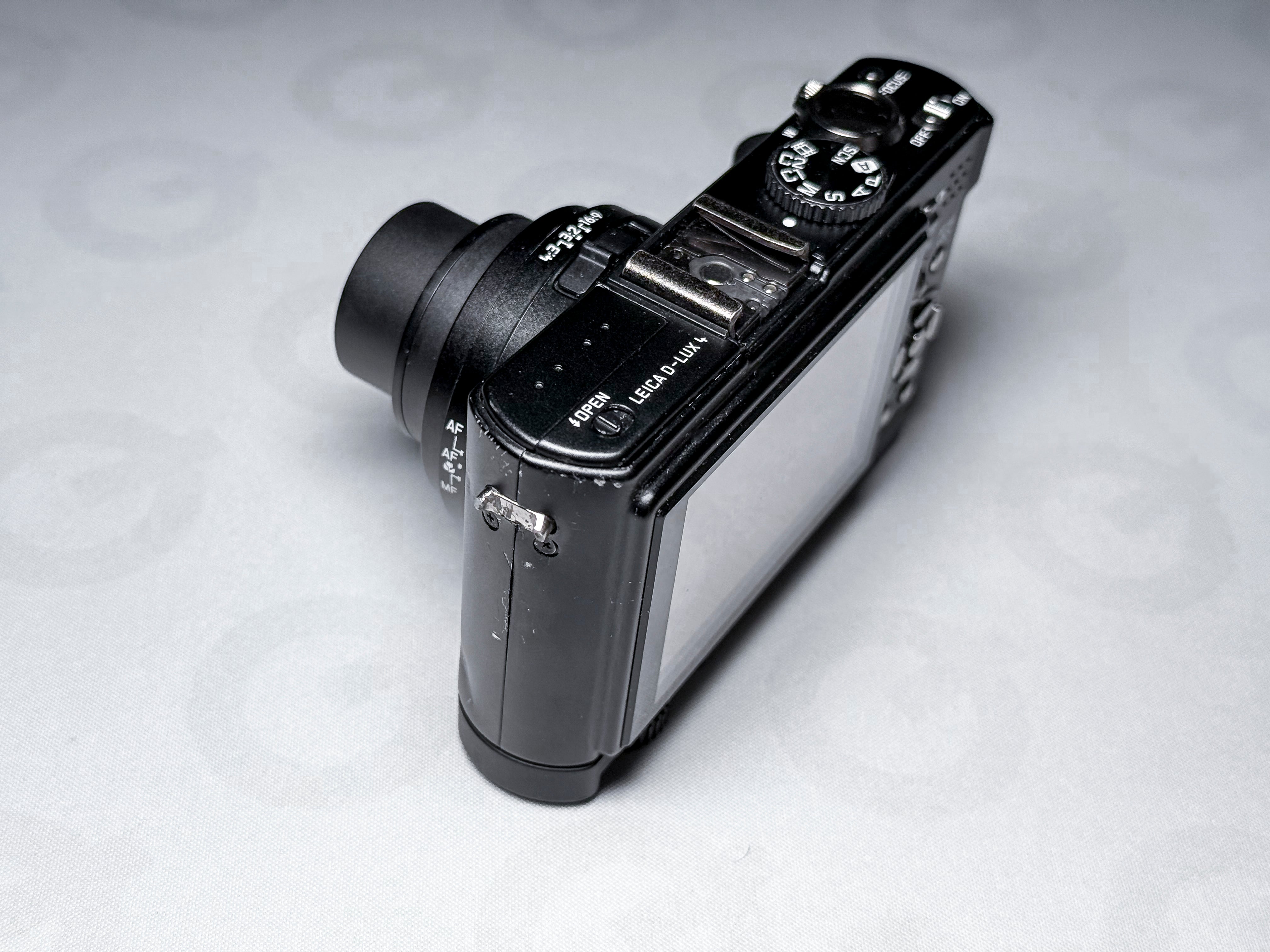 Leica D-Lux 4 + Grip CCD Summicron 24-60mm - 1 Year Warranty, Excellent DLUX 4