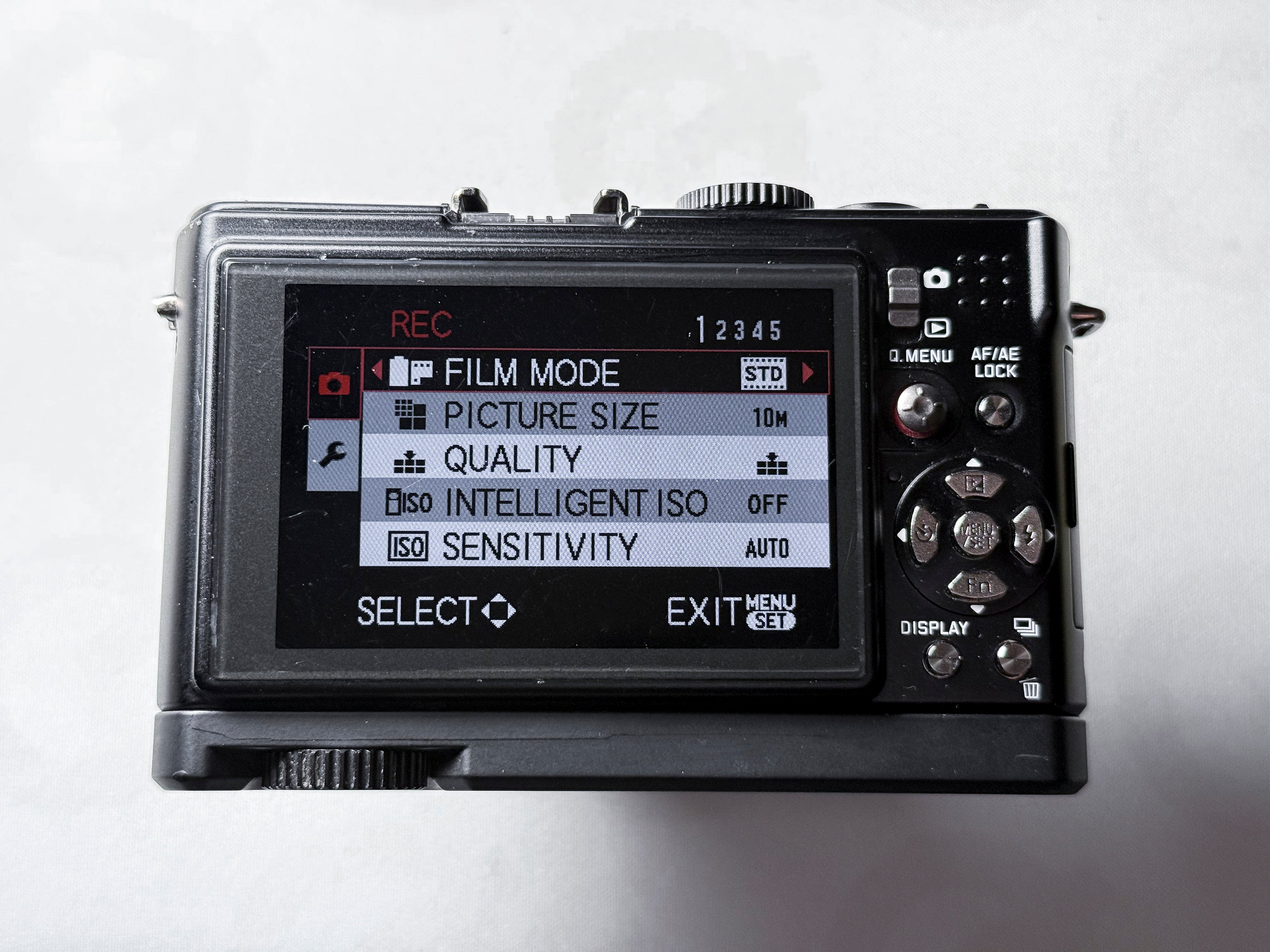 Leica D-Lux 4 + Grip CCD Summicron 24-60mm - 1 Year Warranty, Excellent DLUX 4