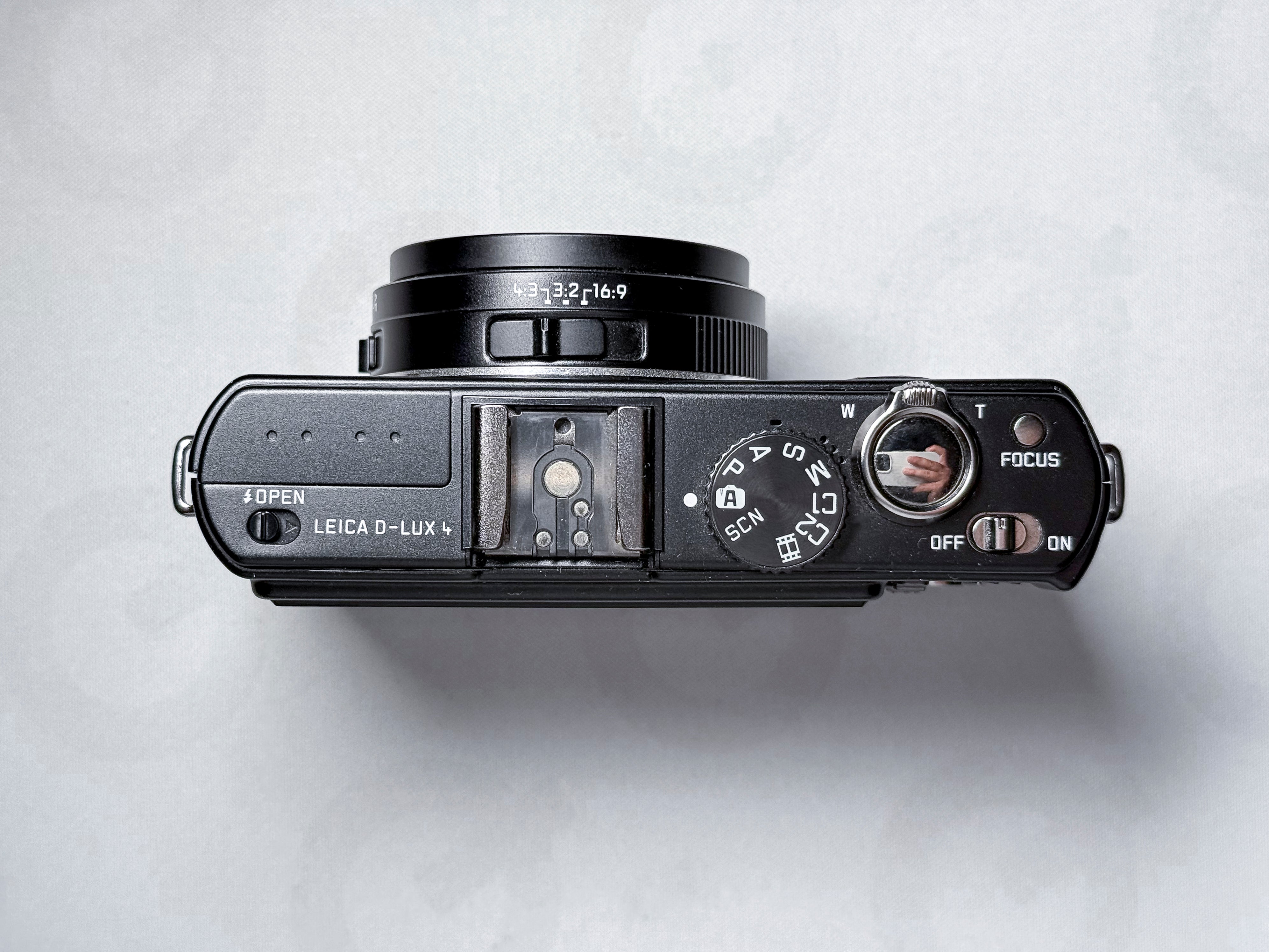 Leica D-Lux 4 + Case CCD Summicron 24-60mm - 1 Year Warranty, Near Mint DLUX 4