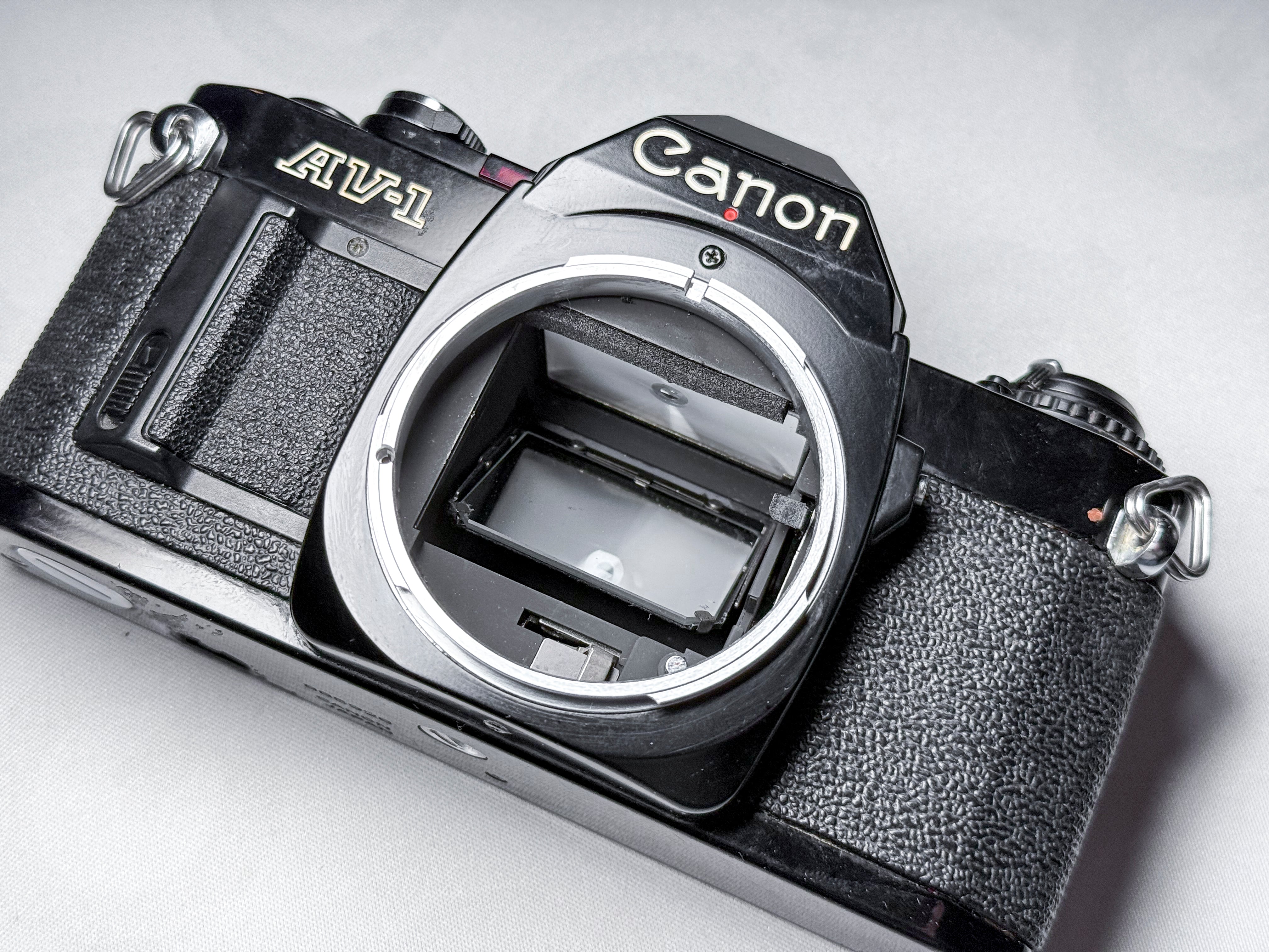 Canon AV-1 + 50mm f/1.8 FD 35mm Film Reflex - Funzionante, buone condizioni AV1
