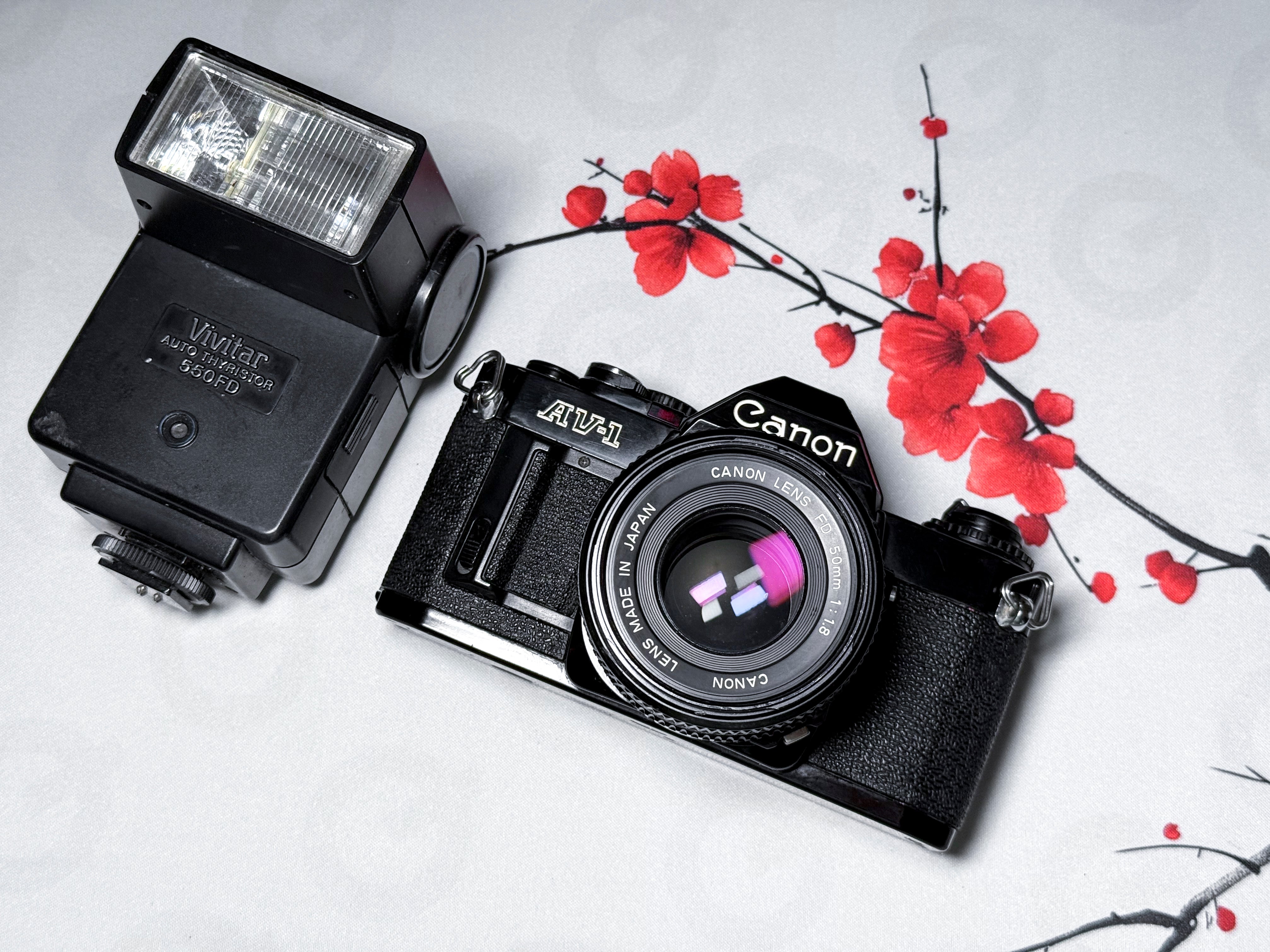 Canon AV-1 + 50mm f/1.8 FD 35mm Film Reflex - Funzionante, buone condizioni AV1