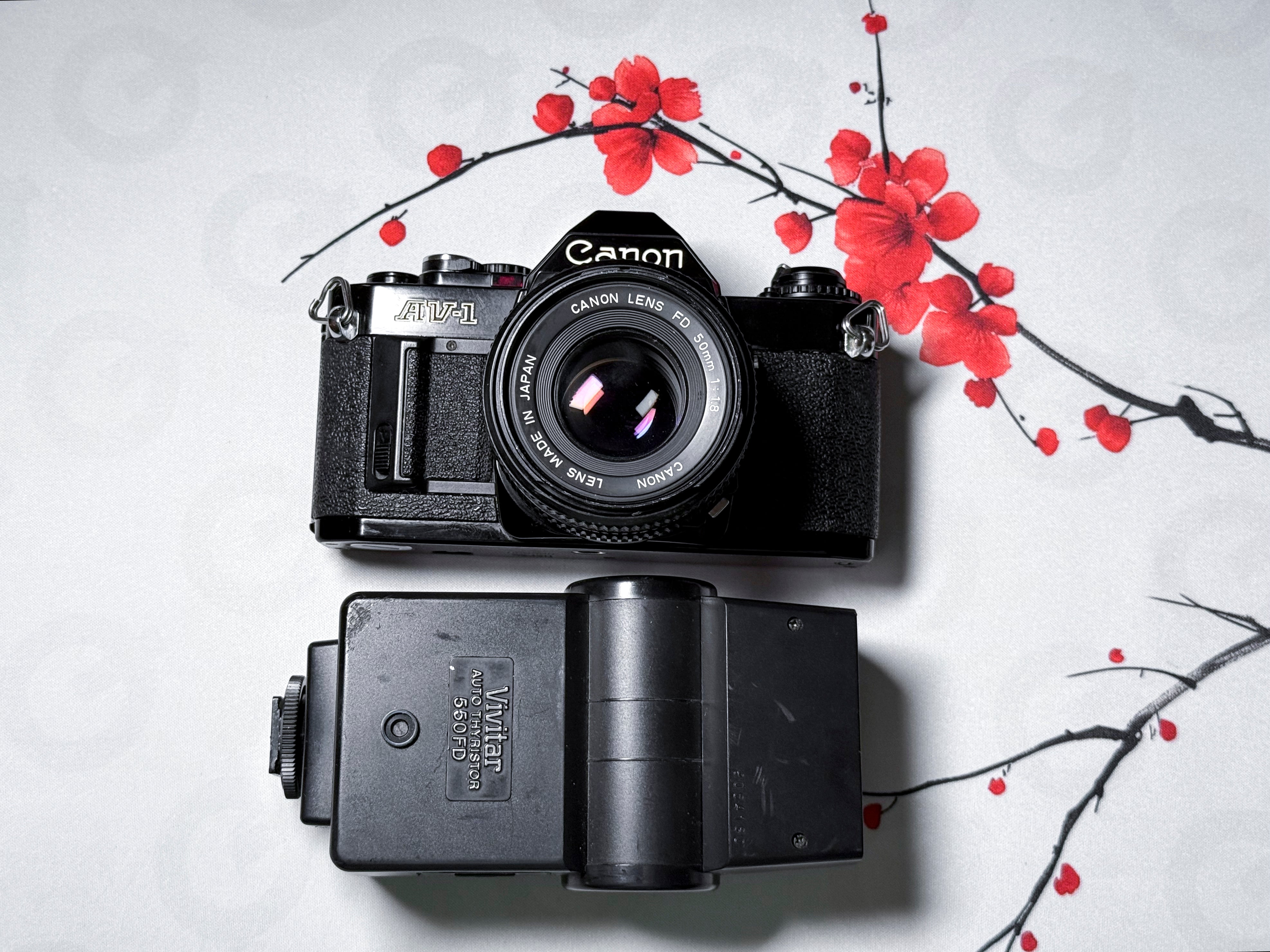 Canon AV-1 + 50mm f/1.8 FD 35mm Film Reflex - Funzionante, buone condizioni AV1