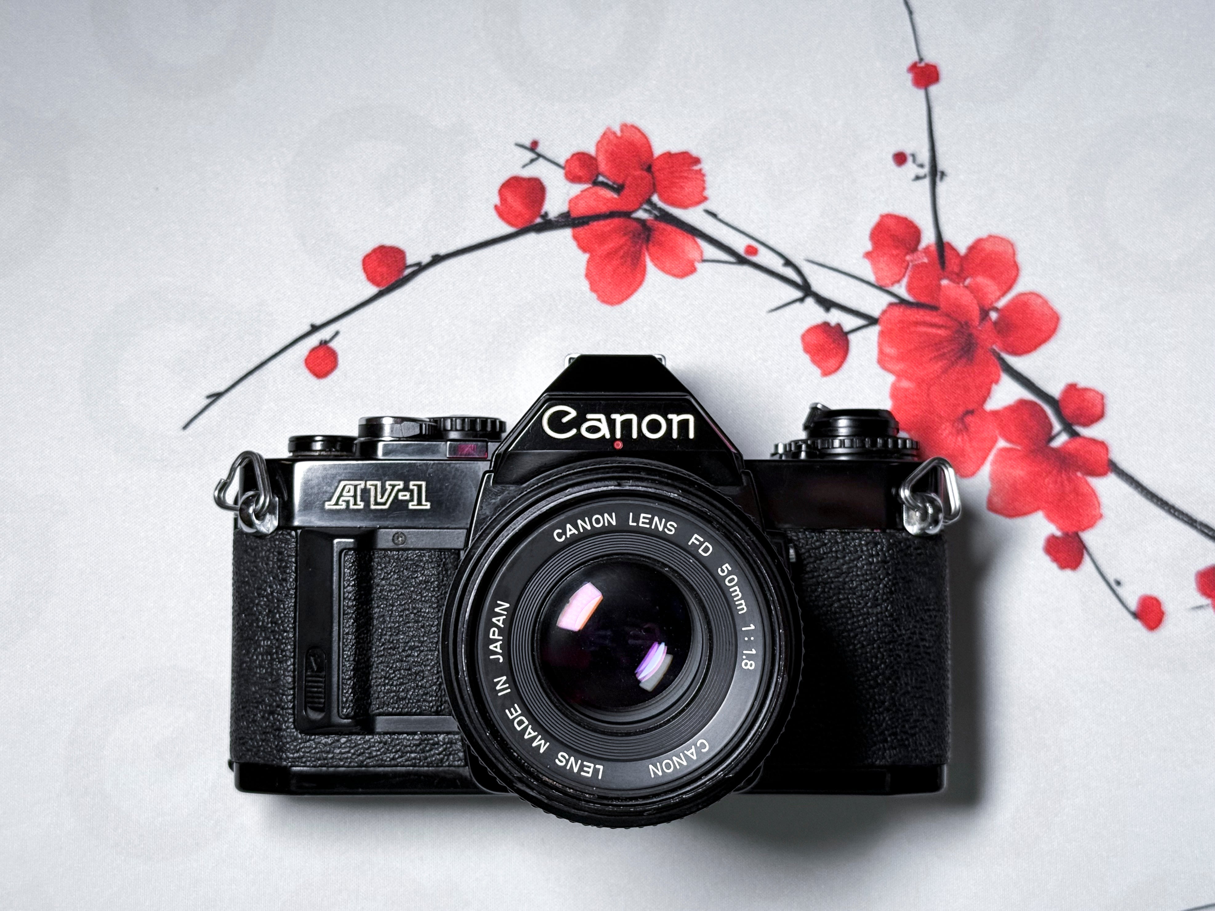 Canon AV-1 + 50mm f/1.8 FD 35mm Film Reflex - Funzionante, buone condizioni AV1