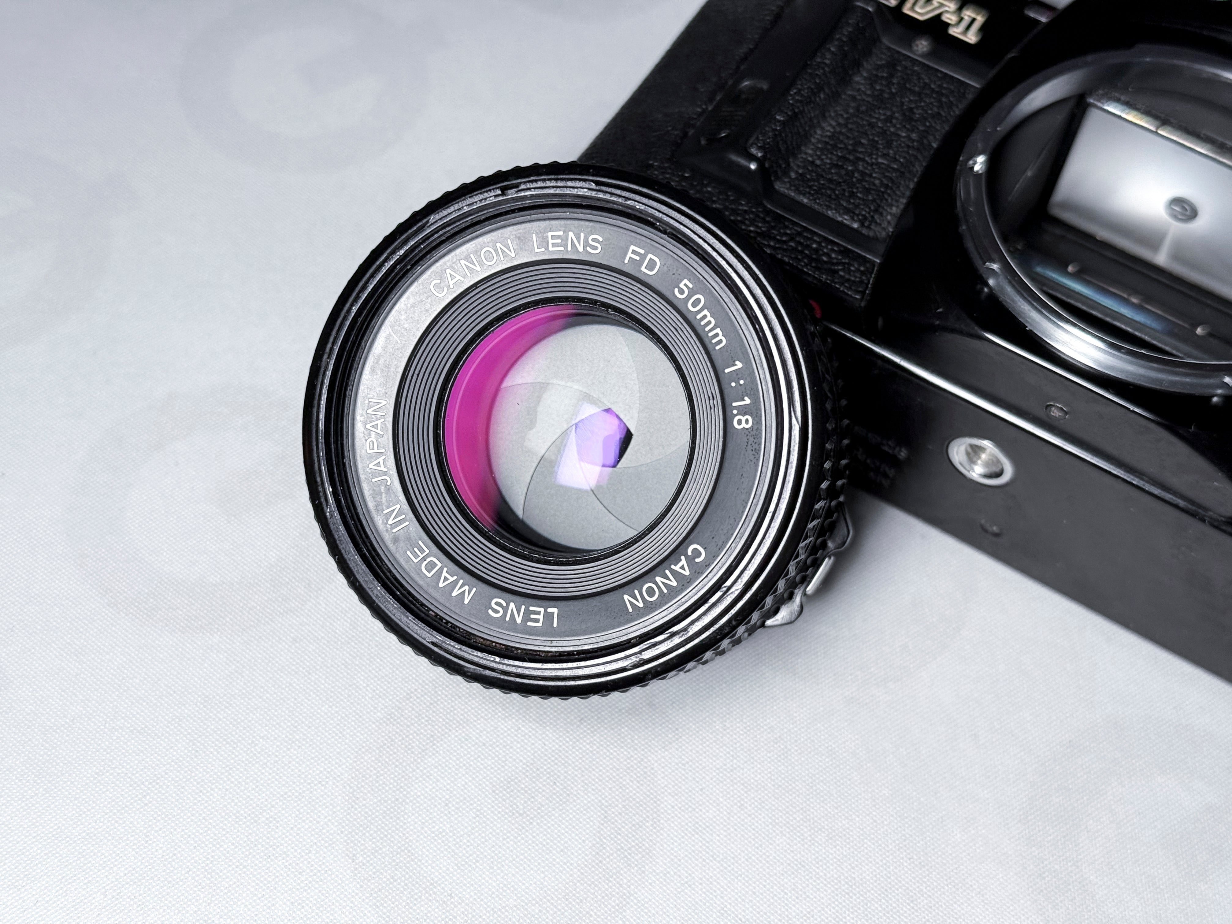 Canon AV-1 + 50mm f/1.8 FD 35mm Film Reflex - Funzionante, buone condizioni AV1