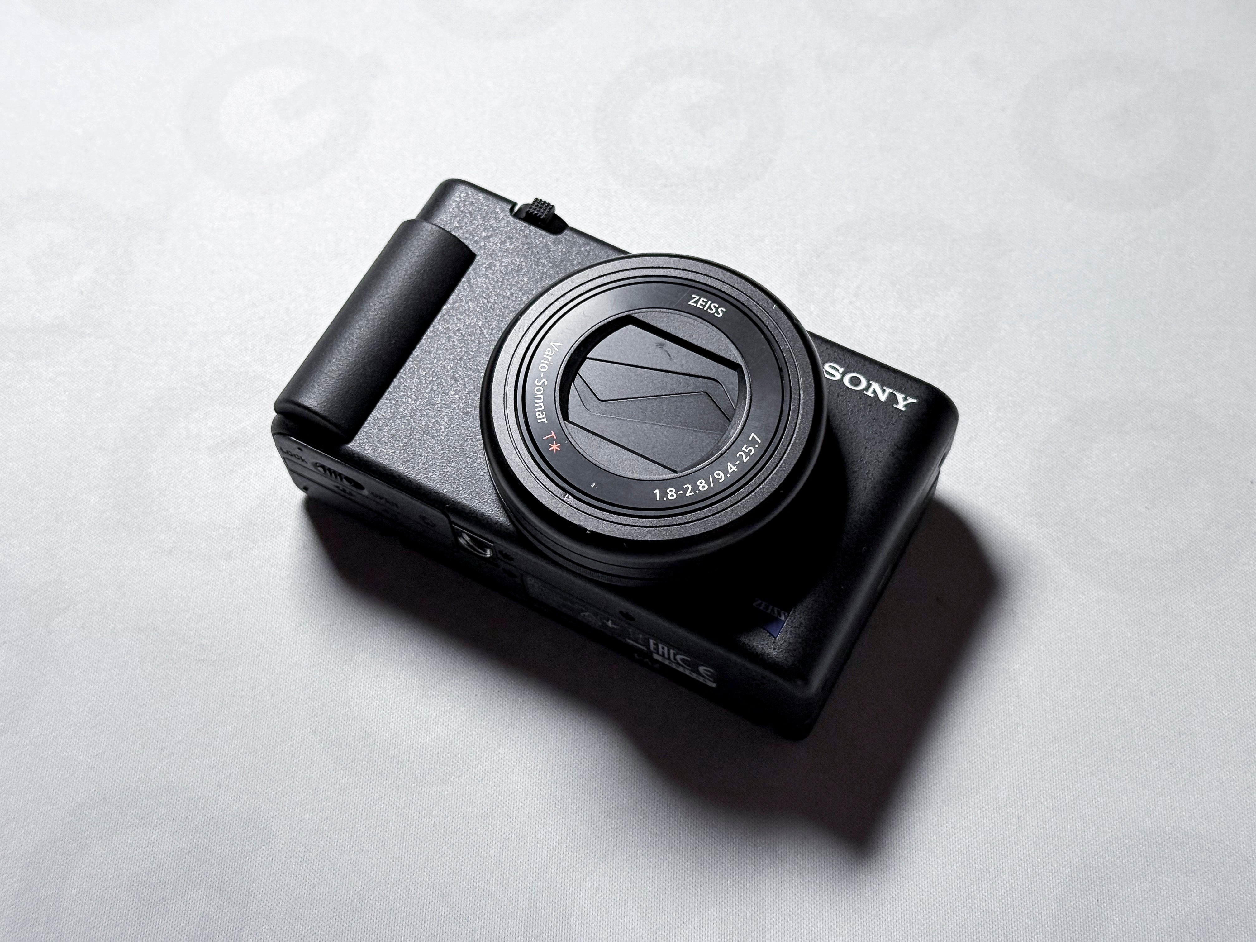 Sony ZV-1 Vlog Camera 1" Sensor 4K + Control Handle - Near Mint, Warranty