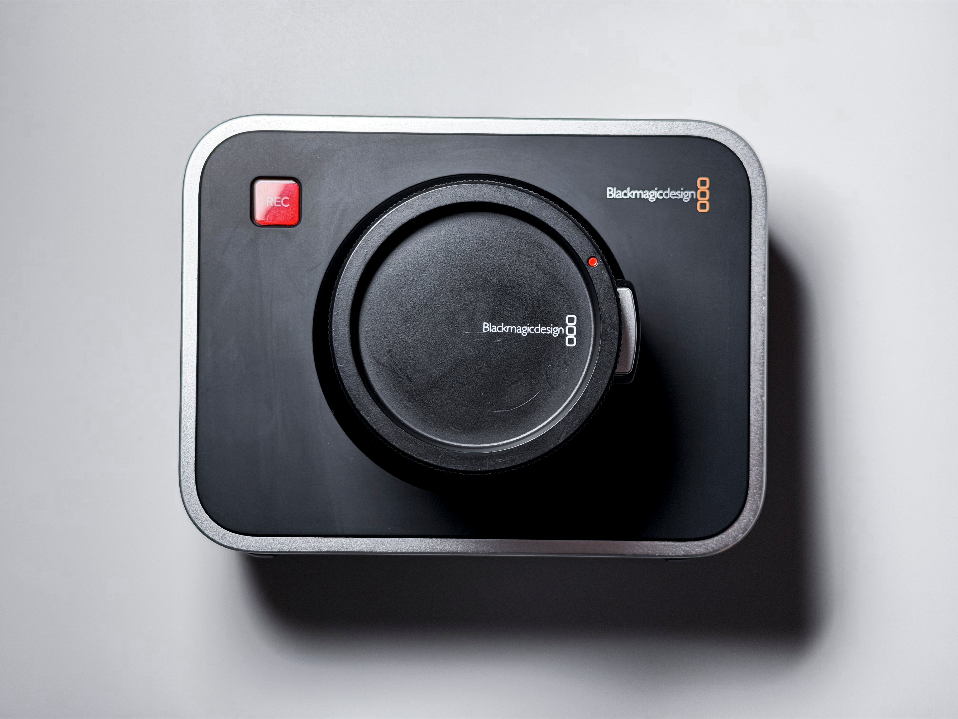 Blackmagic Cinema Camera 2.5K EF + SSD Kit Global Shutter - 1 Year Warranty