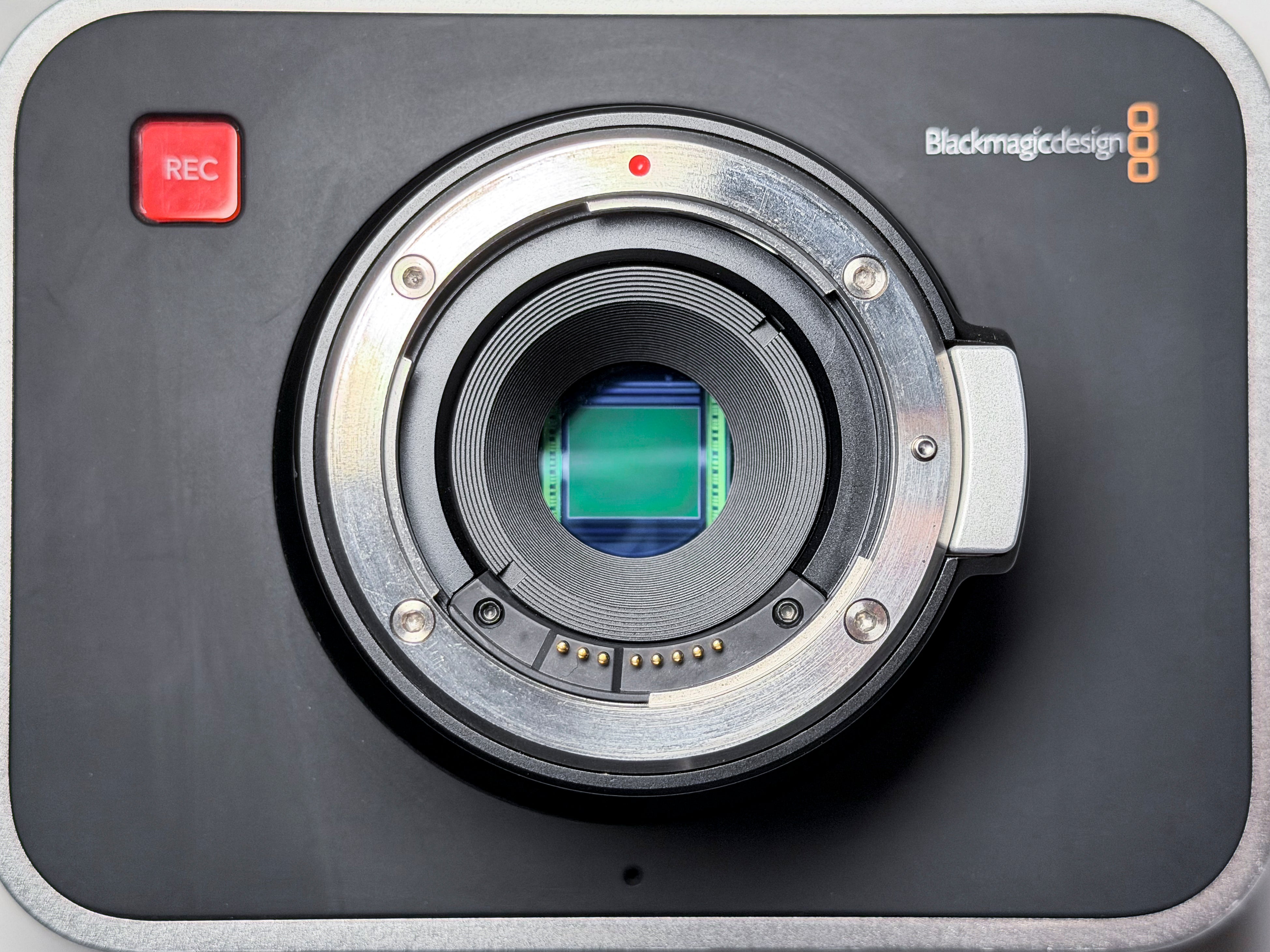Blackmagic Cinema Camera 2.5K EF + SSD Kit Global Shutter - 1 Year Warranty
