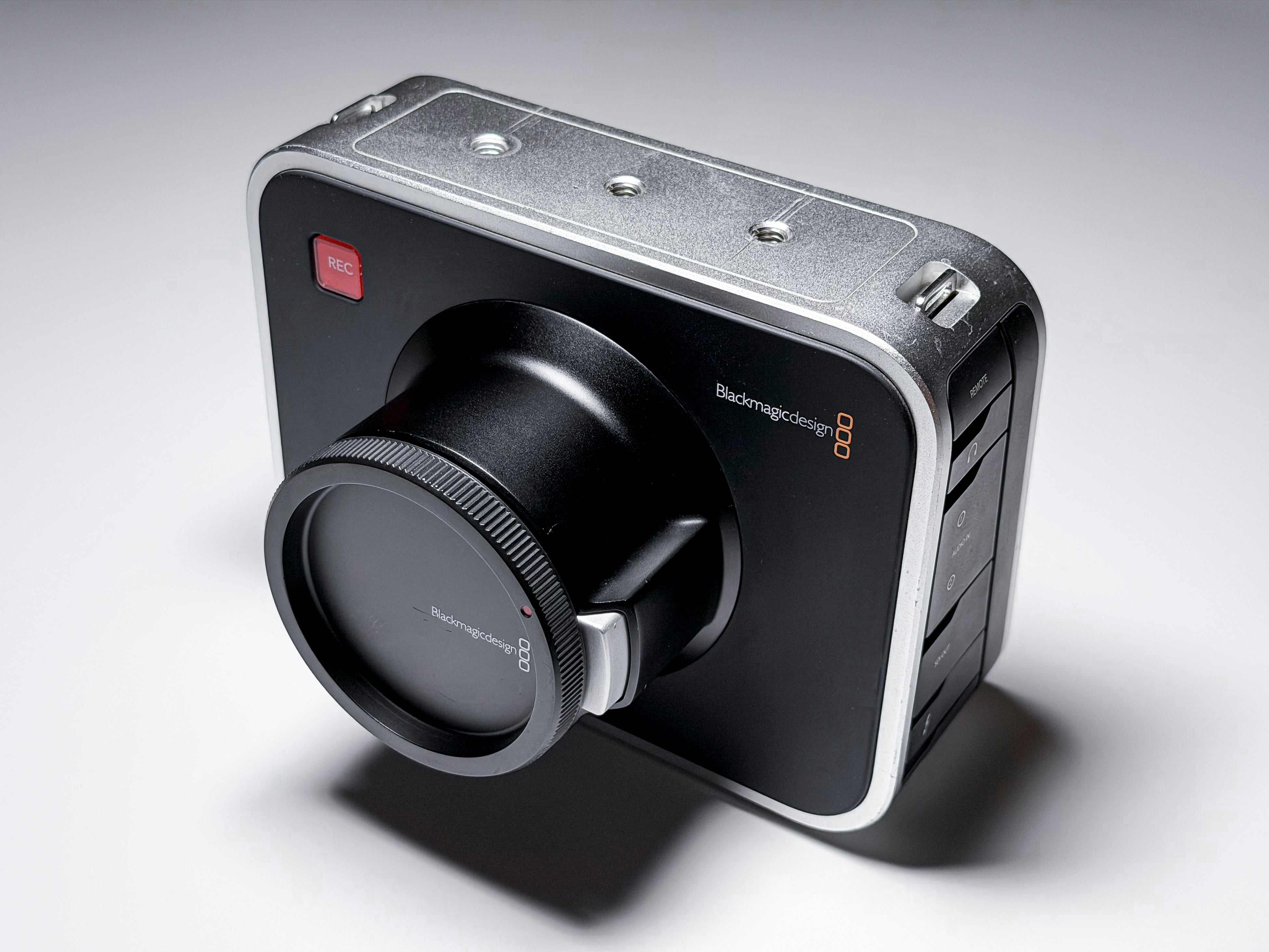 Blackmagic Cinema Camera 2.5K EF + SSD Kit Global Shutter - 1 Year Warranty