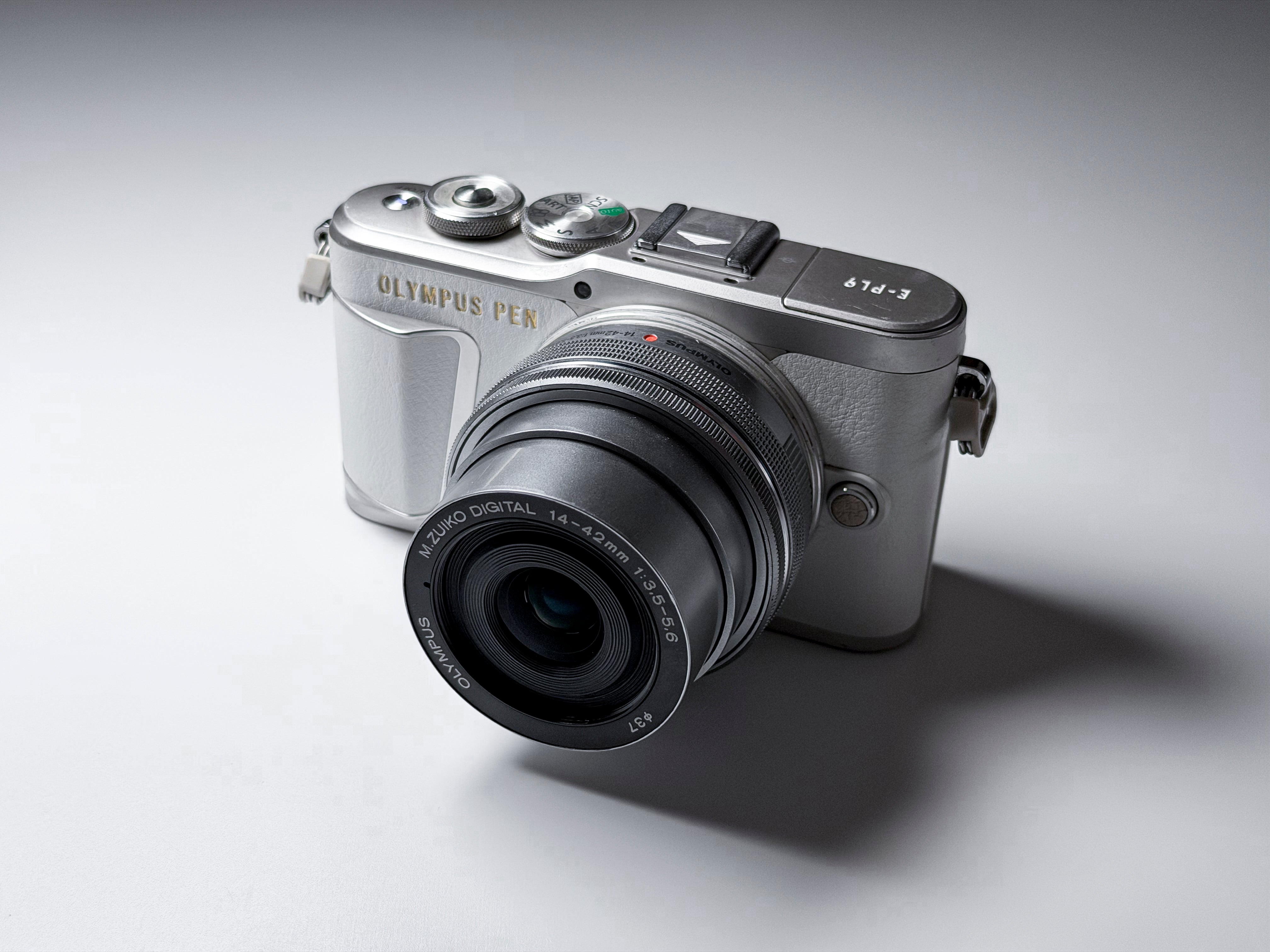 Olympus Pen E-PL9 + 14-42mm Mirrorless MFT - 1 Year Warranty, Excellent EPL 9