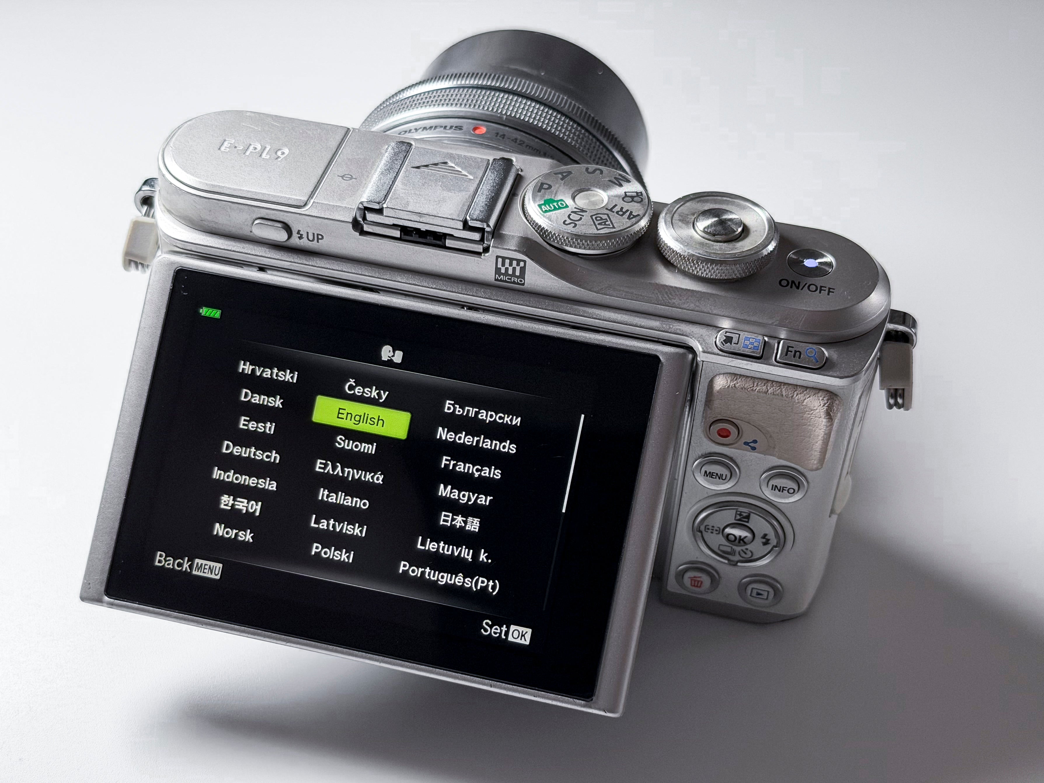 Olympus Pen E-PL9 + 14-42mm Mirrorless MFT - 1 Year Warranty, Excellent EPL 9