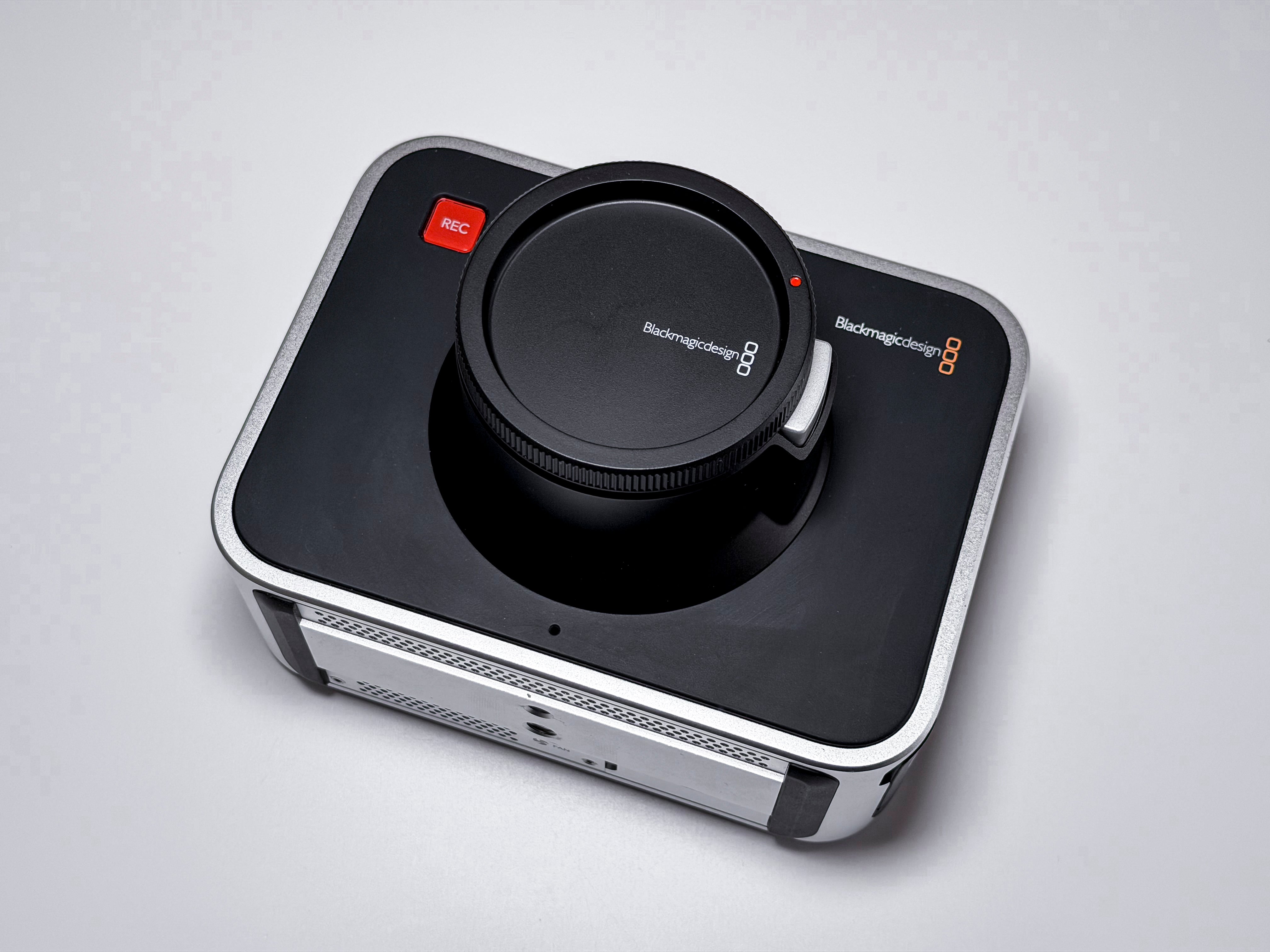 Blackmagic Cinema Camera 2.5K EF + SSD Kit Global Shutter - 1 Year Warranty