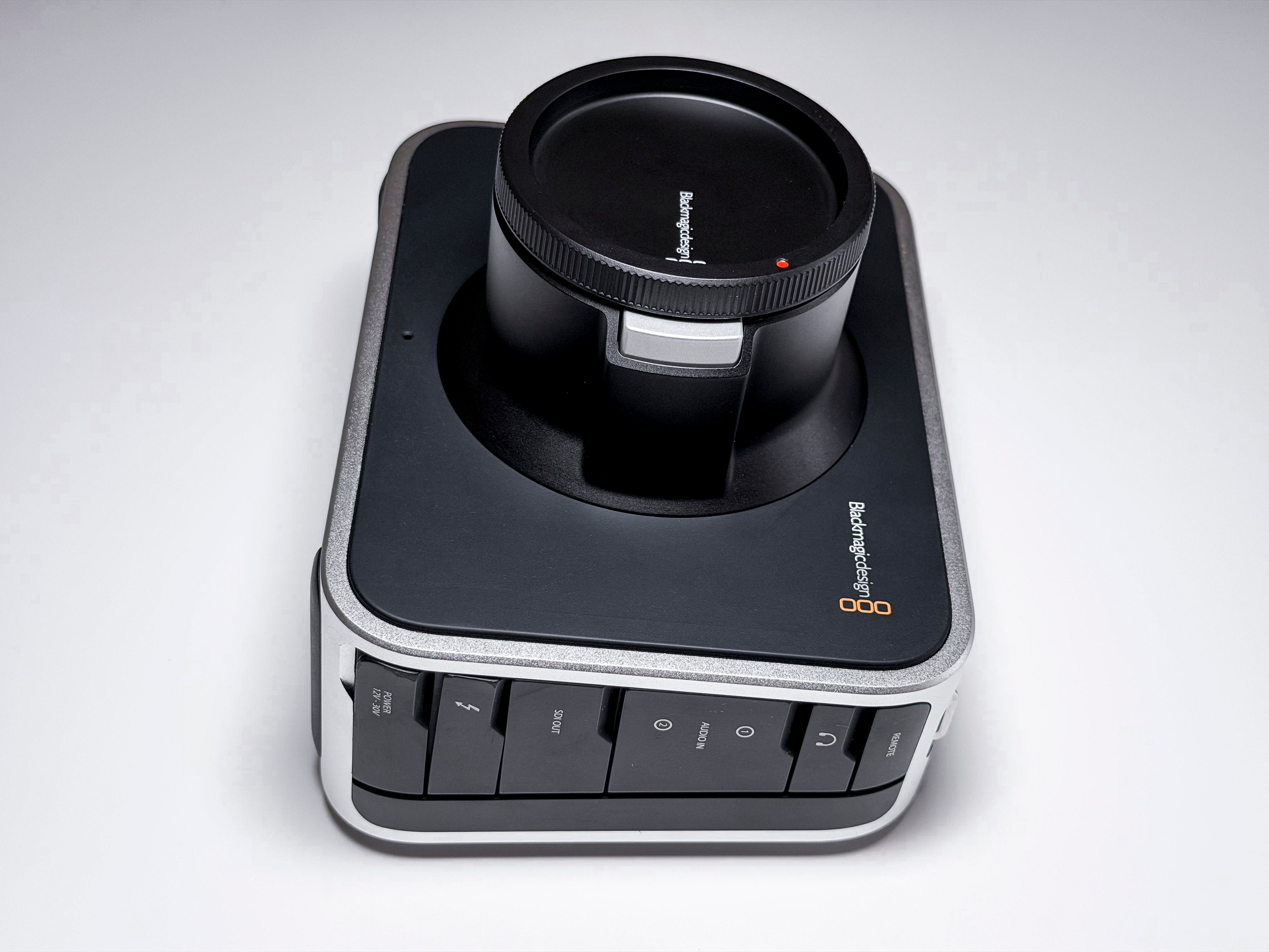 Blackmagic Cinema Camera 2.5K EF + SSD Kit Global Shutter - 1 Year Warranty