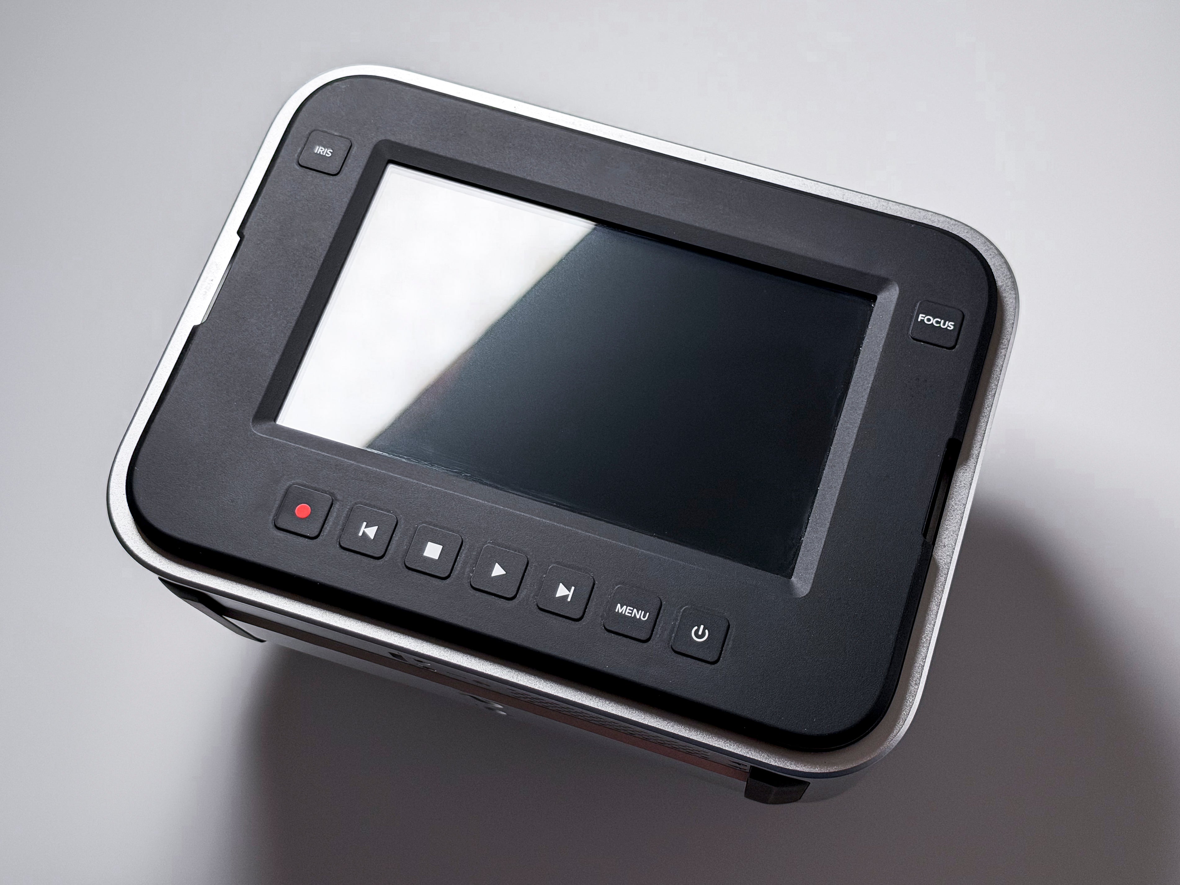 Blackmagic Cinema Camera 2.5K EF + SSD Kit Global Shutter - 1 Year Warranty