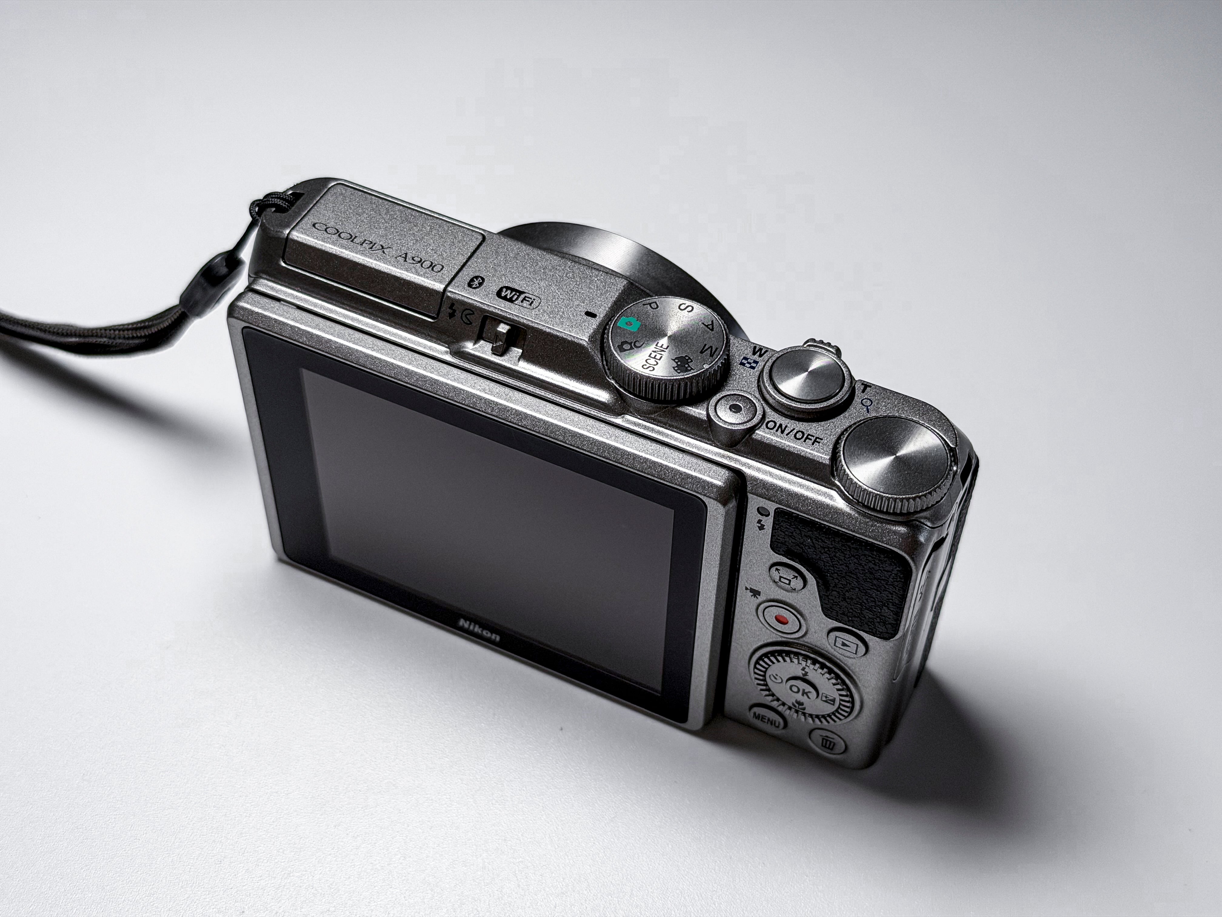Nikon Coolpix A900 35x Zoom Compact Camera Champagne 1 Year Warranty, Excellent