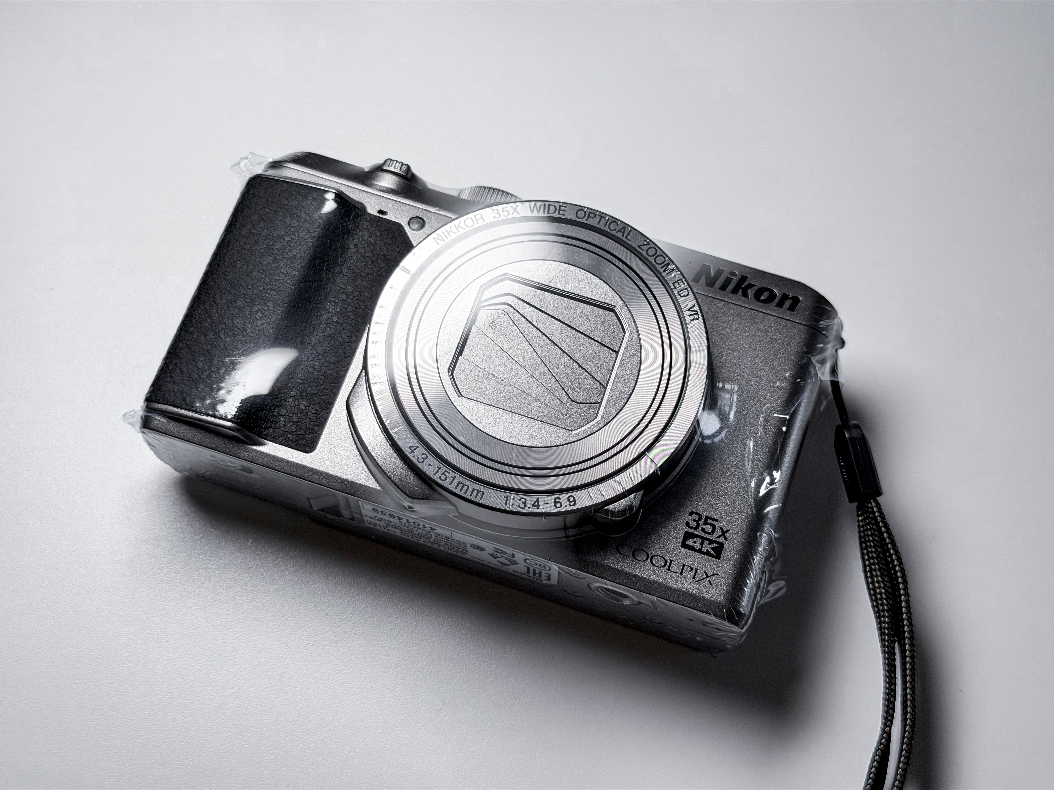 Nikon Coolpix A900 35x Zoom Compact Camera Champagne 1 Year Warranty, Excellent