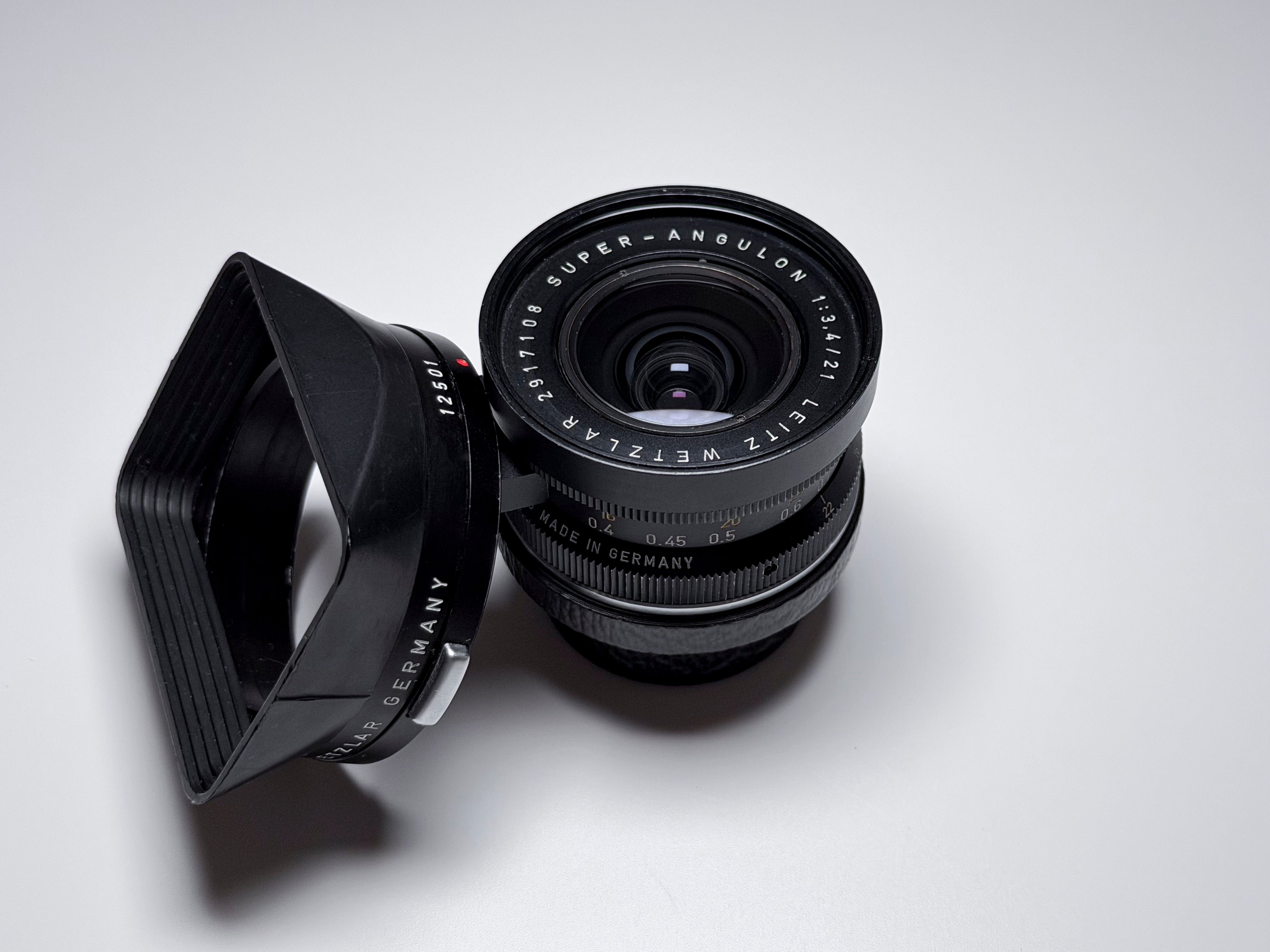 Leica M Super Angulon 21mm f/3,4 Lens + 12501 Hood - Good