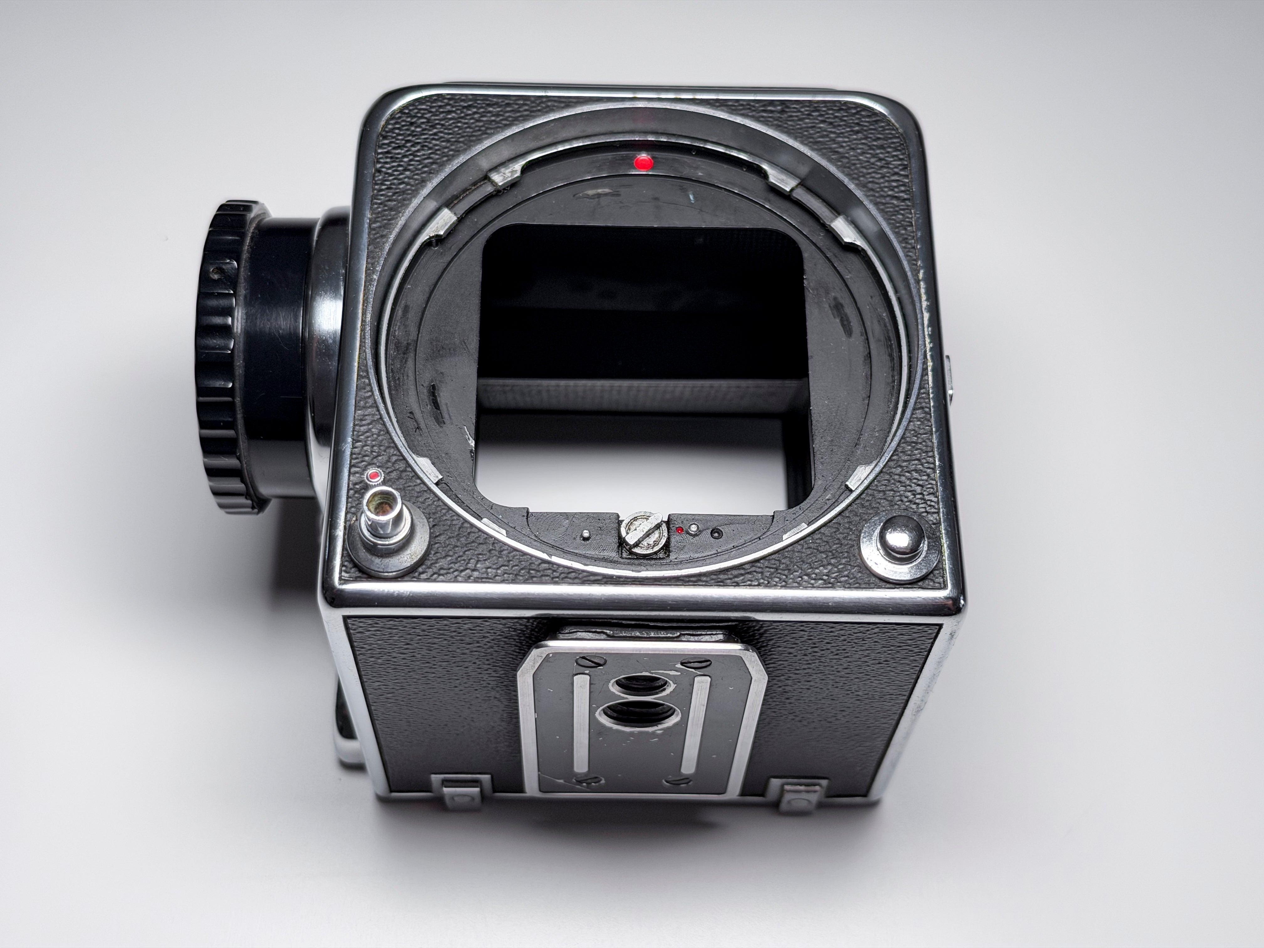 Hasselblad 500 CM C/M Body - Needs adjustment, Read Description