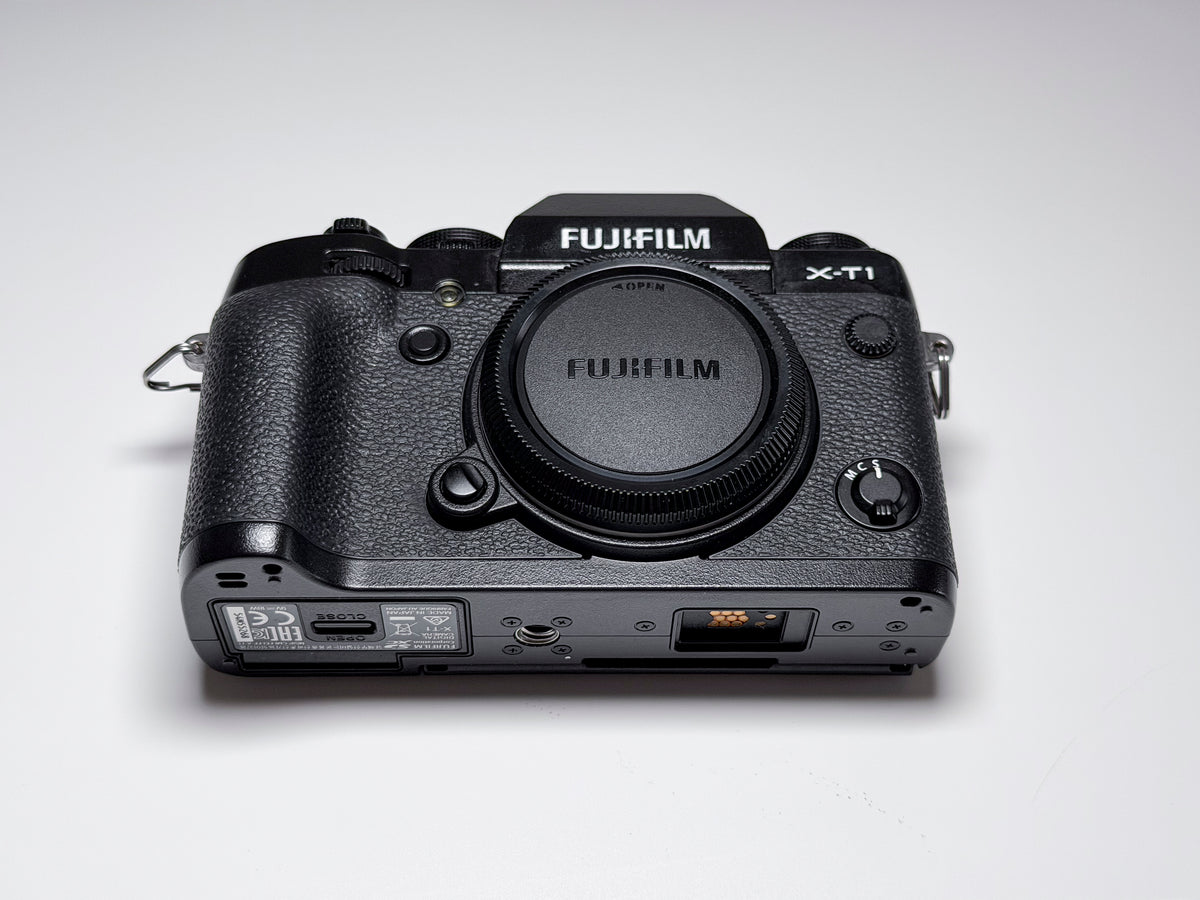 Fujifilm X-T1 Mirrorless Body + Flash and Grip  - 1 Year Warranty Fuji XT1