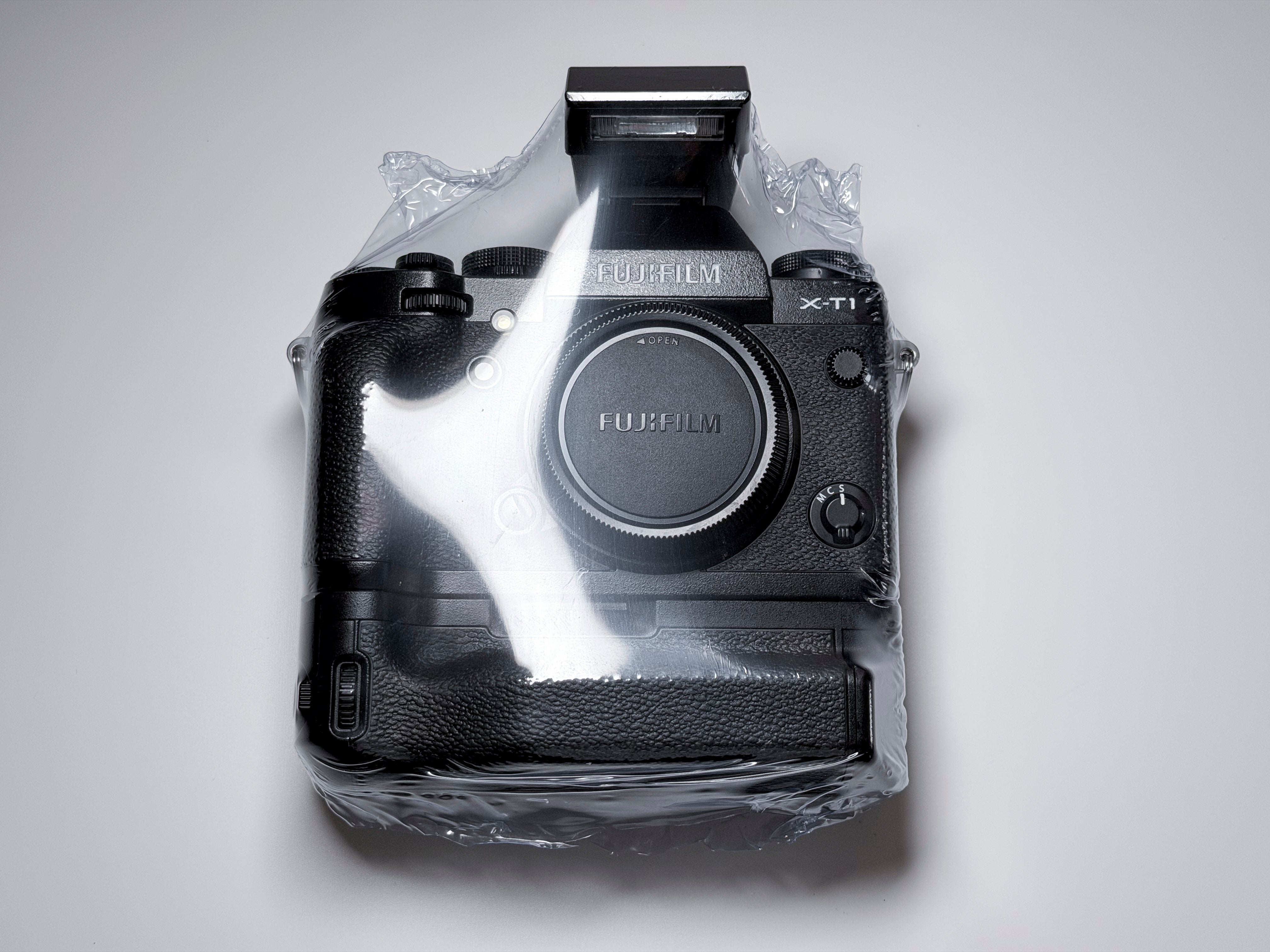 Fujifilm X-T1 Mirrorless Body + Flash and Grip  - 1 Year Warranty Fuji XT1