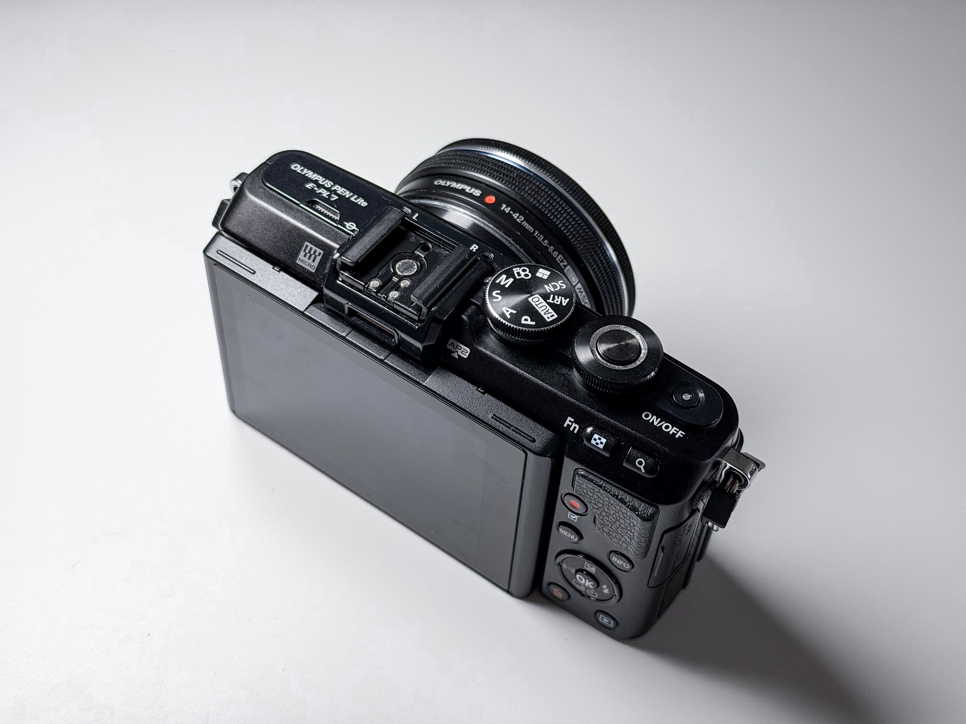 Olympus E-PL7 + 14-42mm Pancake Zuiko M43 - 1 Year Warranty, Excellent EPL7